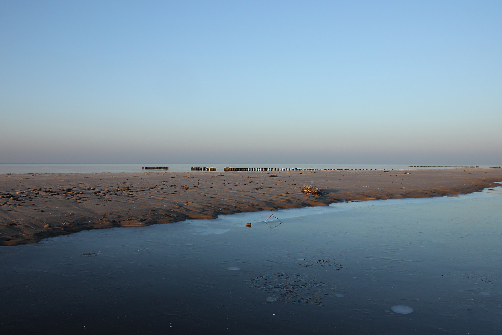 Canon EF-S 18-55mm F3.5-5.6 IS sample photo. A baltic beach in january photography