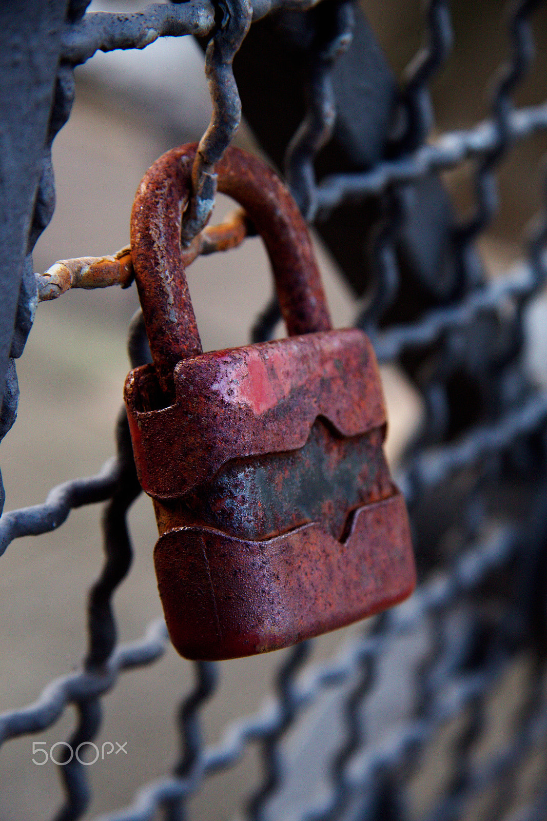 Canon EF-S 17-85mm F4-5.6 IS USM sample photo. Rusty padlock photography