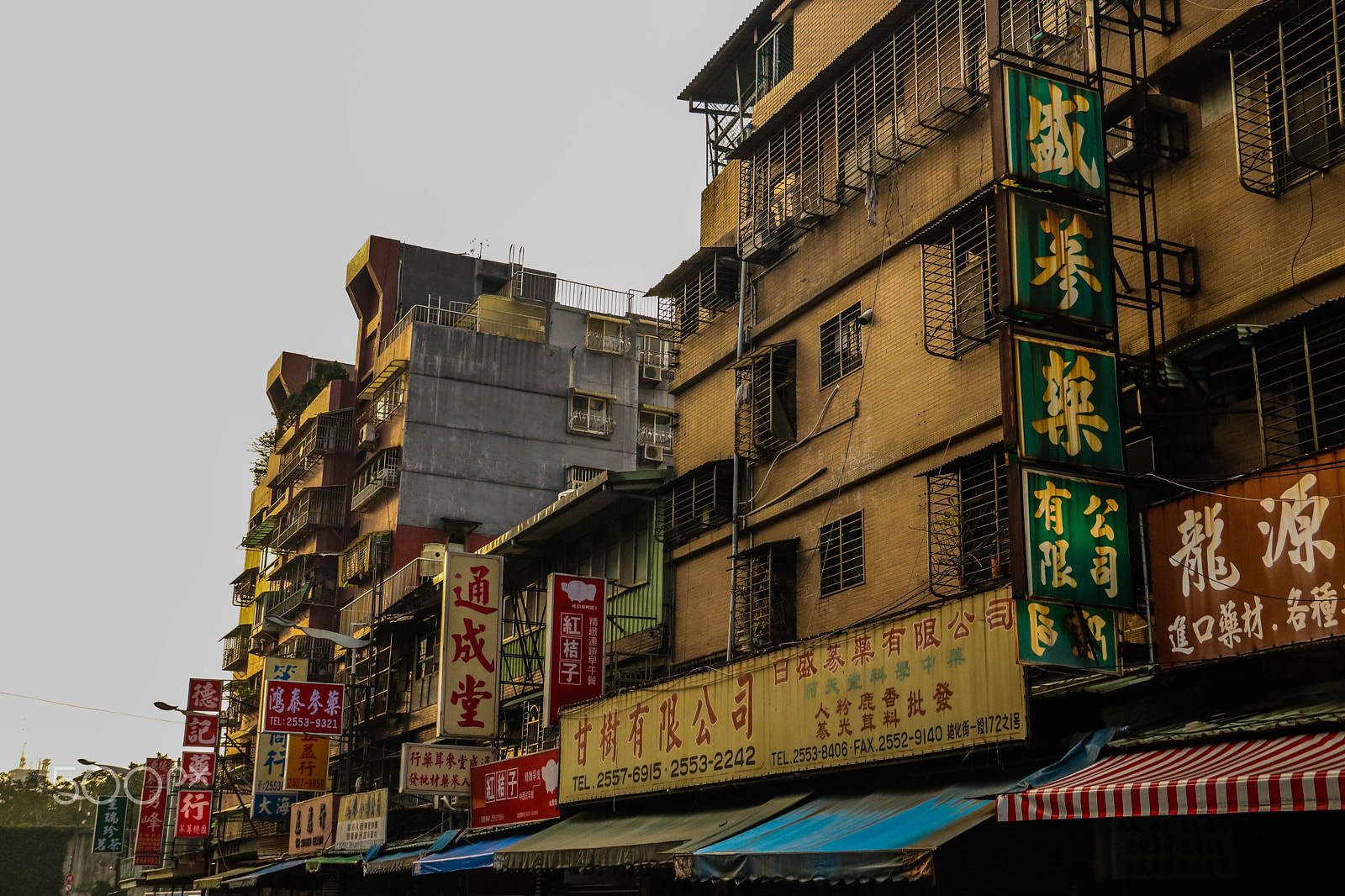 Canon EOS 760D (EOS Rebel T6s / EOS 8000D) sample photo. Old building in taipei photography