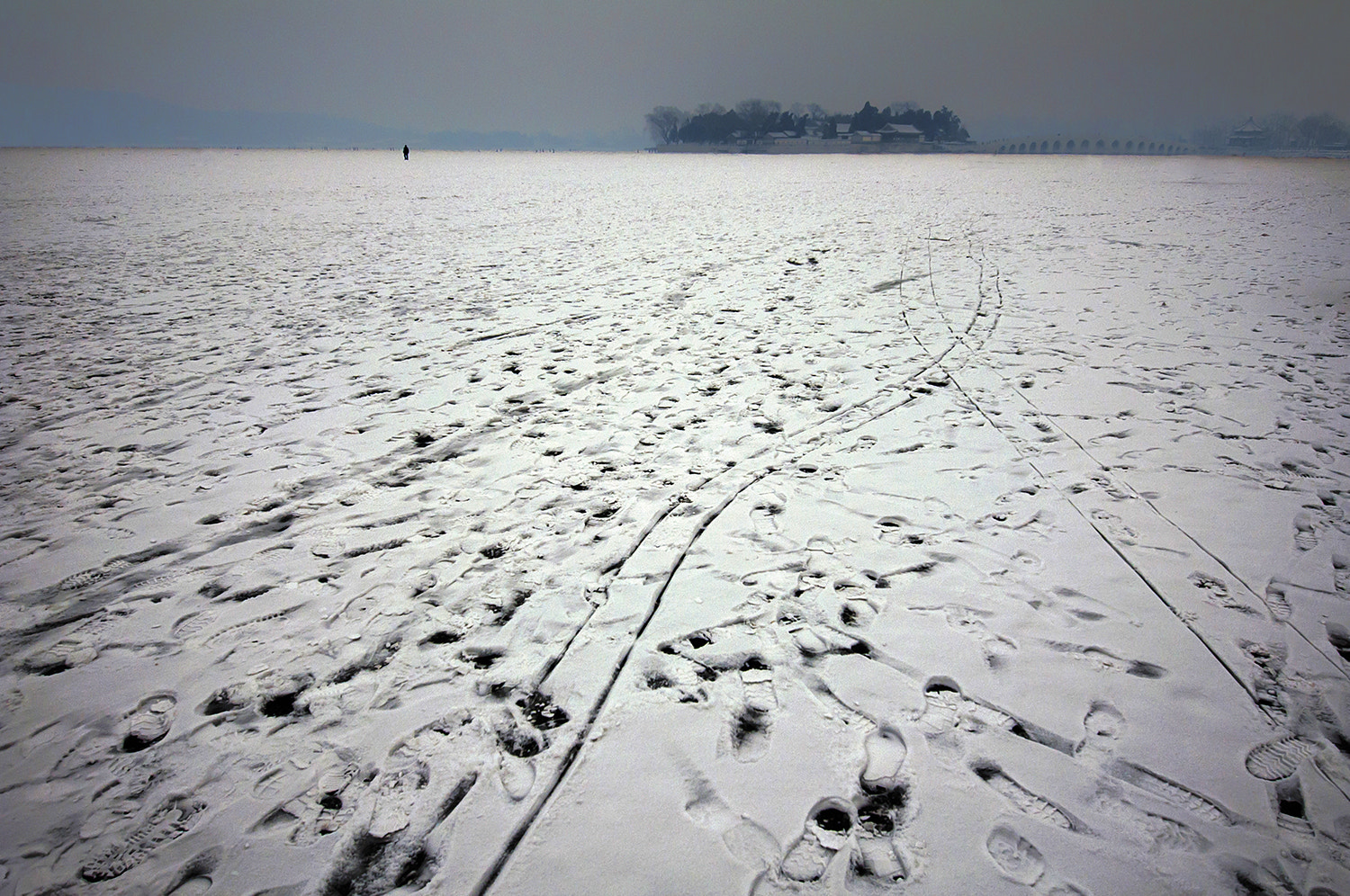 Nikon AF-S Nikkor 16-35mm F4G ED VR sample photo. Frozen lake photography