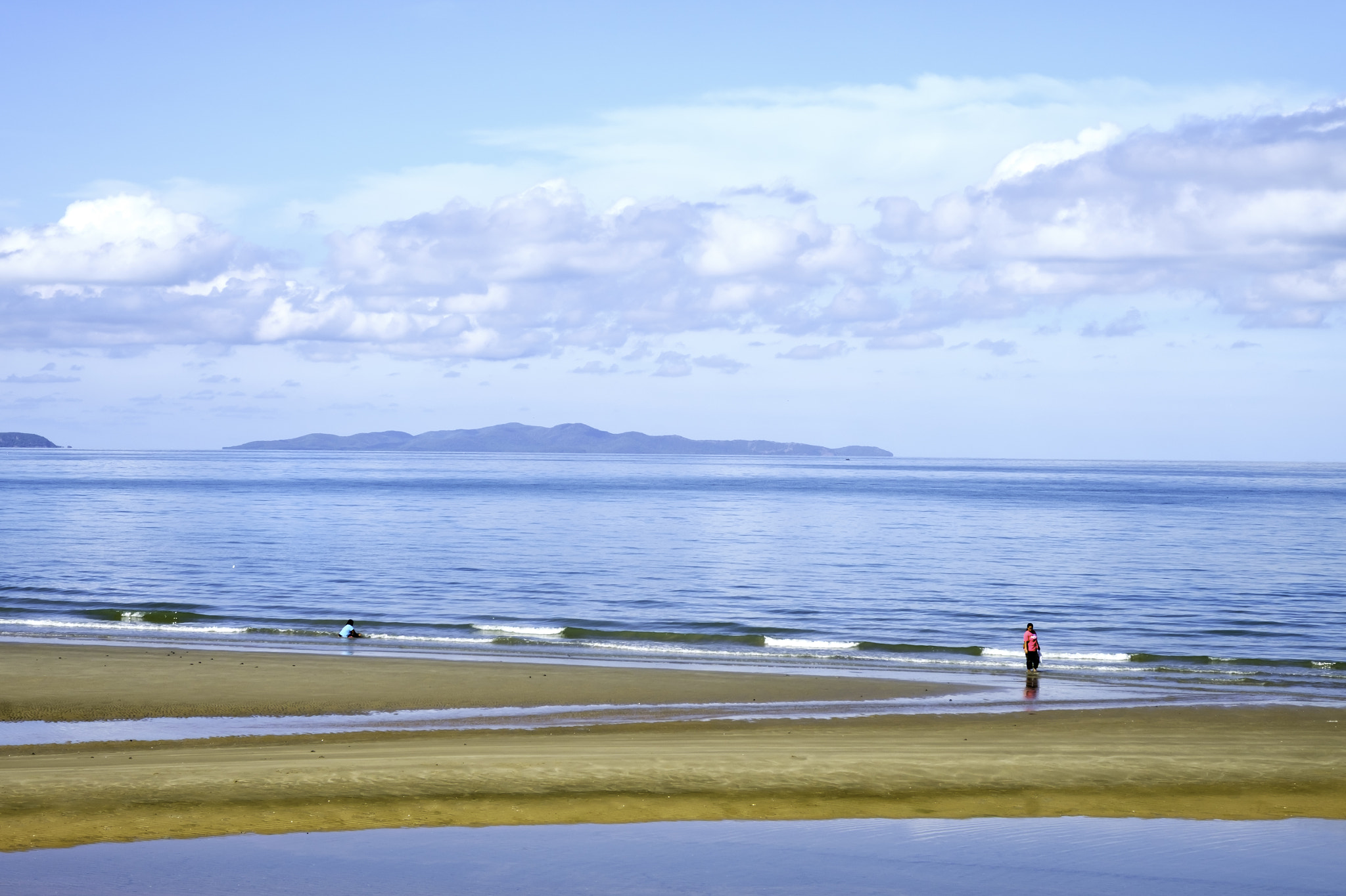 Fujifilm X-T10 + Fujifilm XF 16-55mm F2.8 R LM WR sample photo. Colour full beach. pattaya chonburi thailand. with blue sky  a l photography