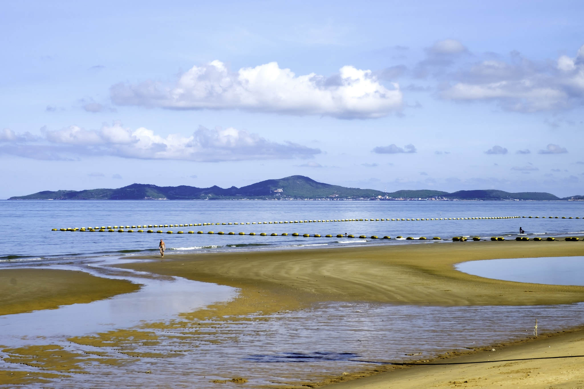 Fujifilm X-T10 + Fujifilm XF 16-55mm F2.8 R LM WR sample photo. Colour full beach. pattaya chonburi thailand. with blue sky  a l photography