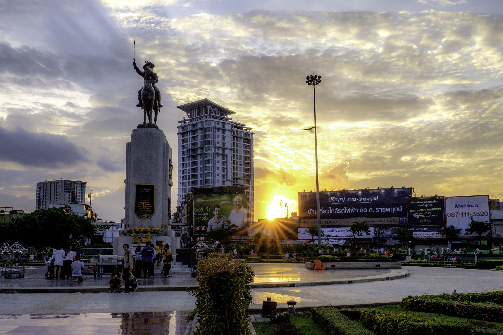Fujifilm X-T10 + Fujifilm XF 16-55mm F2.8 R LM WR sample photo. Wongwianyai circle with sun set in background. bangkok thailand photography