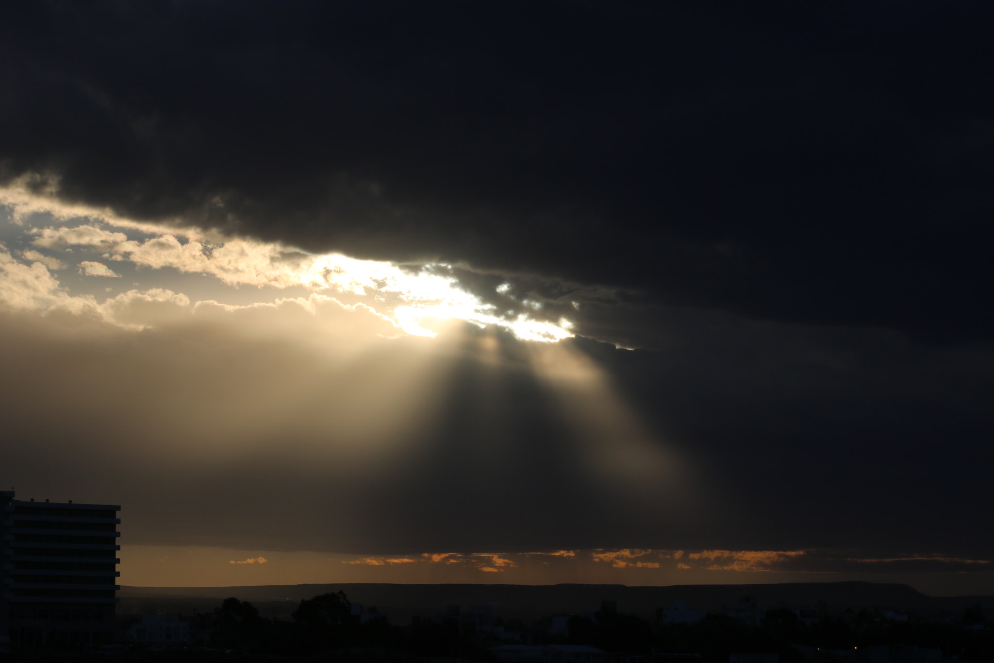 Canon EOS 750D (EOS Rebel T6i / EOS Kiss X8i) + EF75-300mm f/4-5.6 sample photo. Dramatic cloud photography