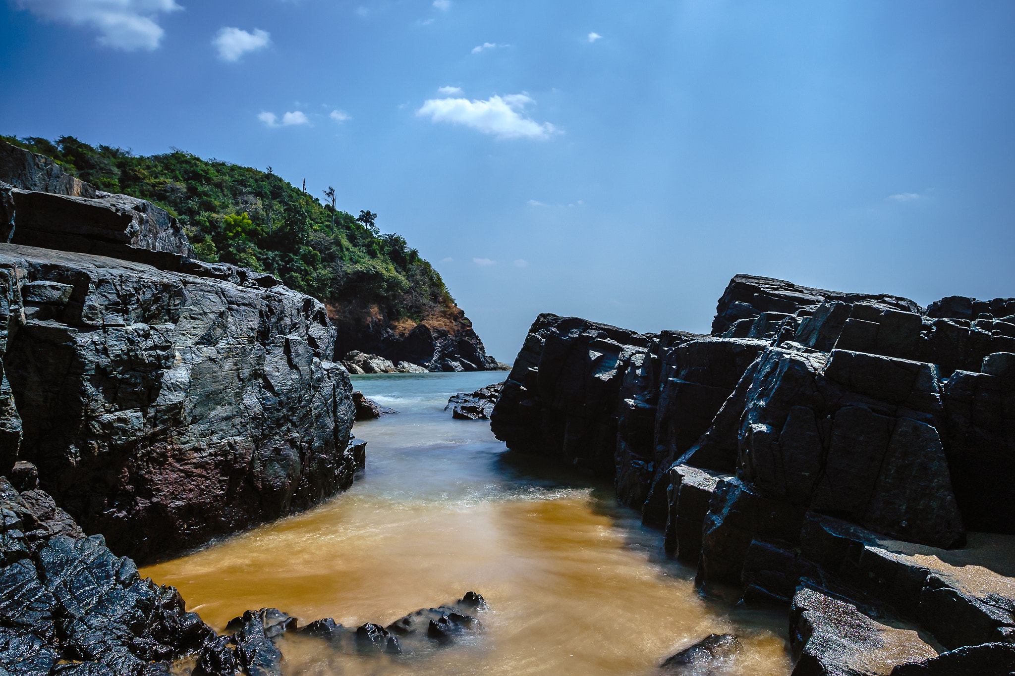 Tamron 18-270mm F3.5-6.3 Di II PZD sample photo. Rocky shoreline photography