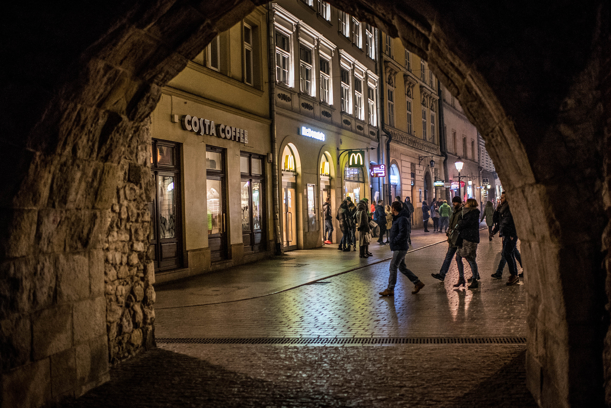 Nikon AF-S Nikkor 35mm F1.4G sample photo. Glance through the arch photography