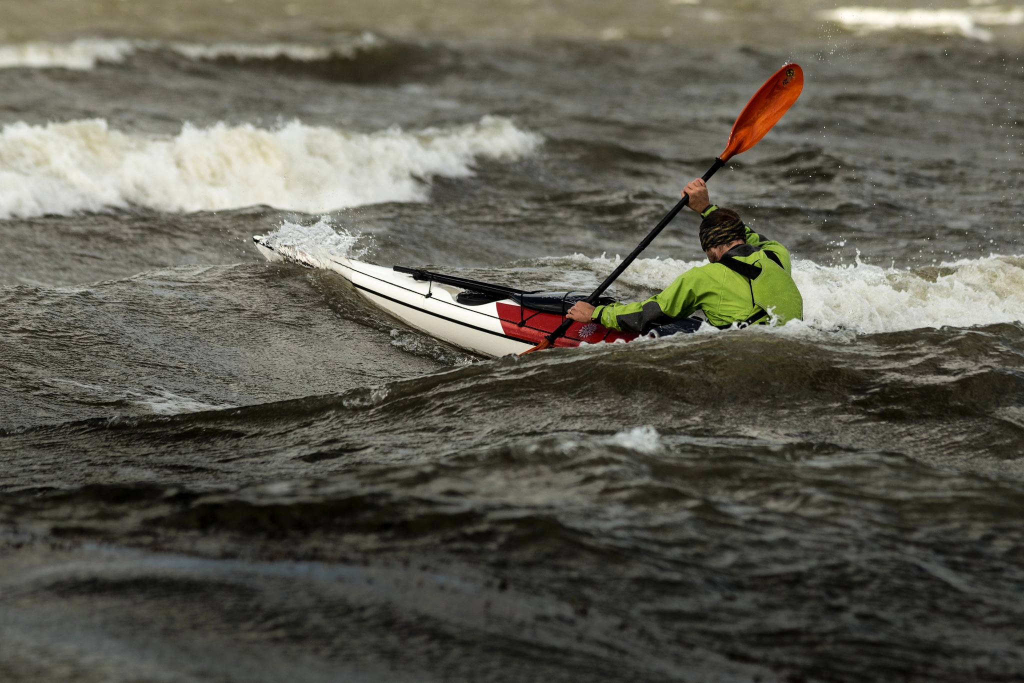 Canon EOS 6D + Canon EF 300mm F4L IS USM sample photo. Trough the waves photography