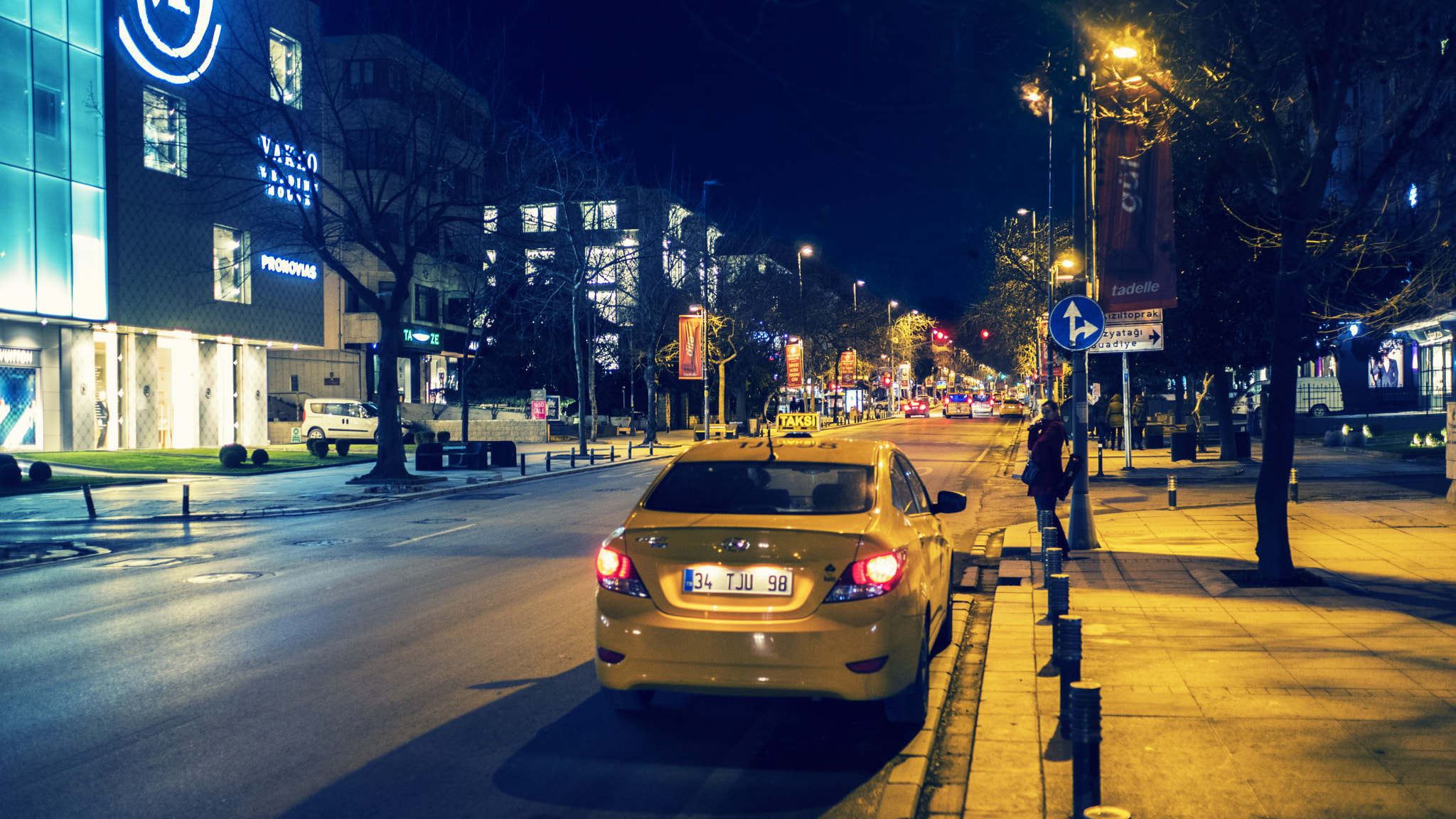 Sony Sonnar T* E 24mm F1.8 ZA sample photo. Bagdat street photography
