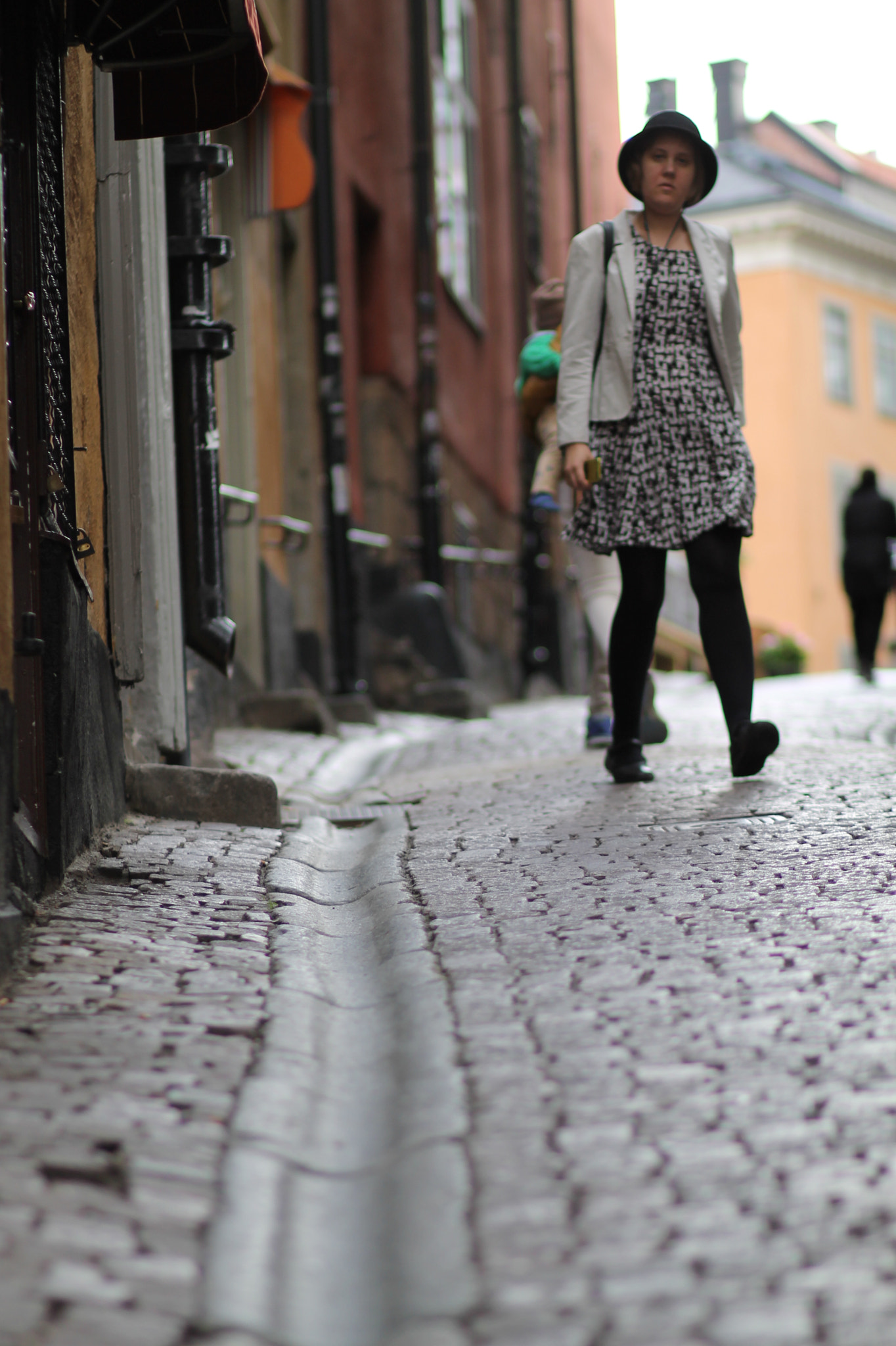 Canon EOS 1100D (EOS Rebel T3 / EOS Kiss X50) + Canon EF 85mm F1.8 USM sample photo. Old town, young girl walking, stockholm photography