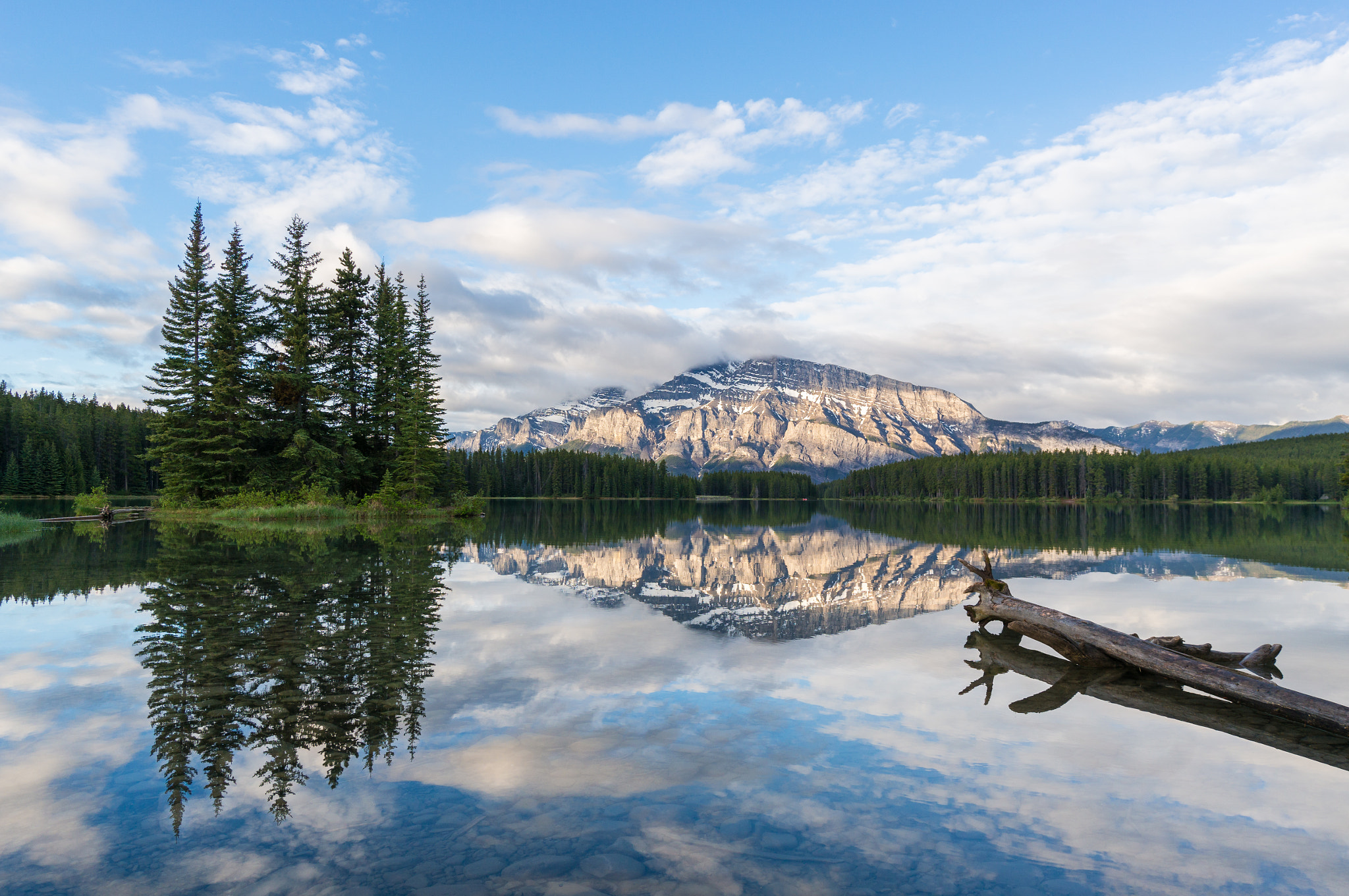 Sony Alpha NEX-6 + Sony E 10-18mm F4 OSS sample photo. Mt. rundle at sunrise from two jack lake photography
