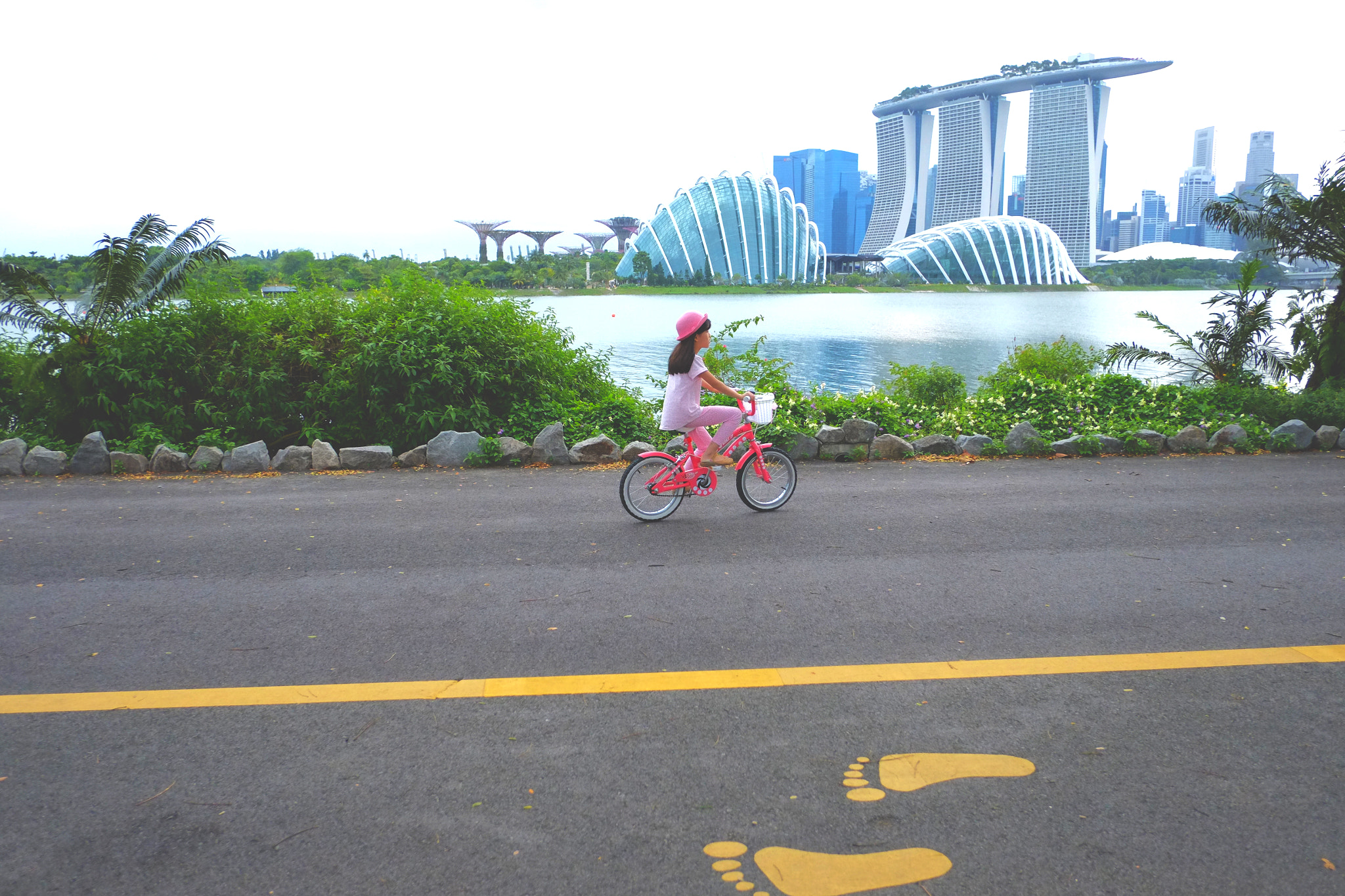 Fujifilm X-E1 + Fujifilm XF 18mm F2 R sample photo. Cycling in the city photography