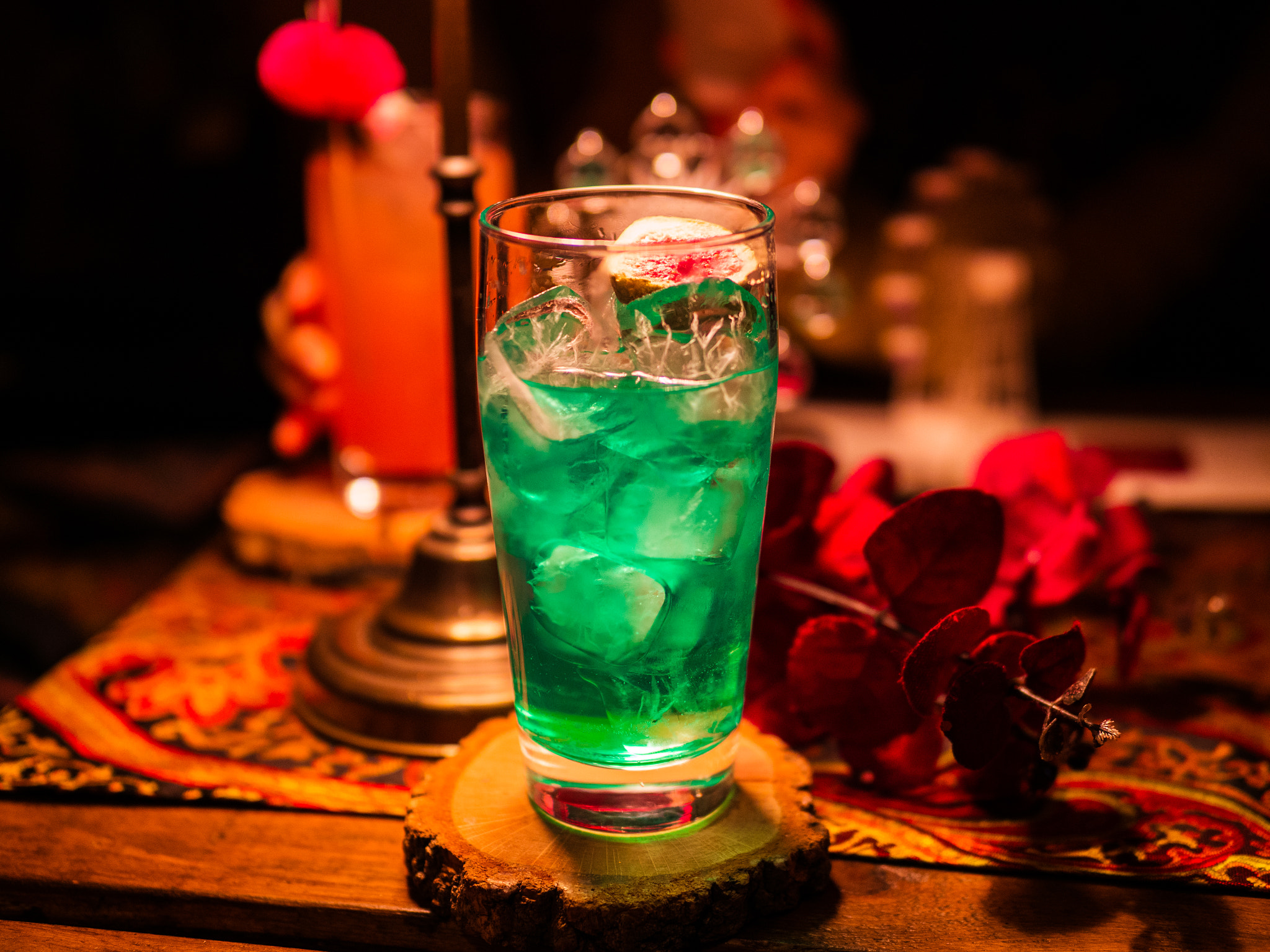 Olympus OM-D E-M1 Mark II + OLYMPUS M.25mm F1.2 sample photo. Teal drink photography