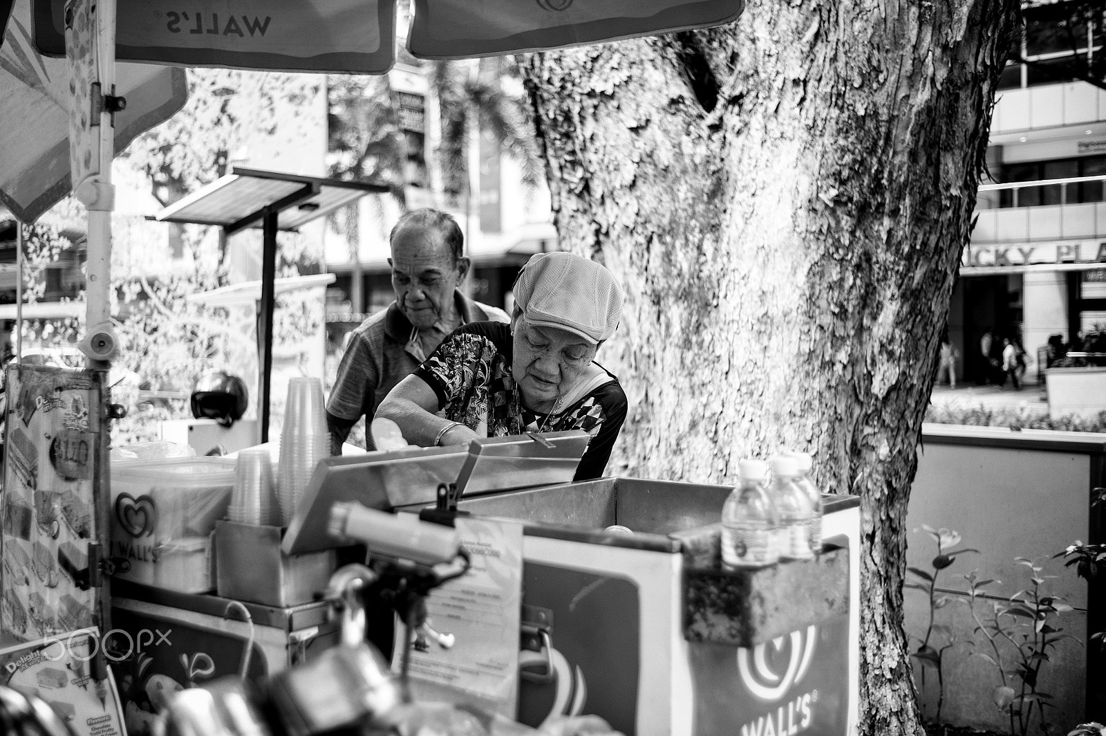 Leica M9 + Summicron-M 35mm f/2 (IV) sample photo. Ice cream lady photography