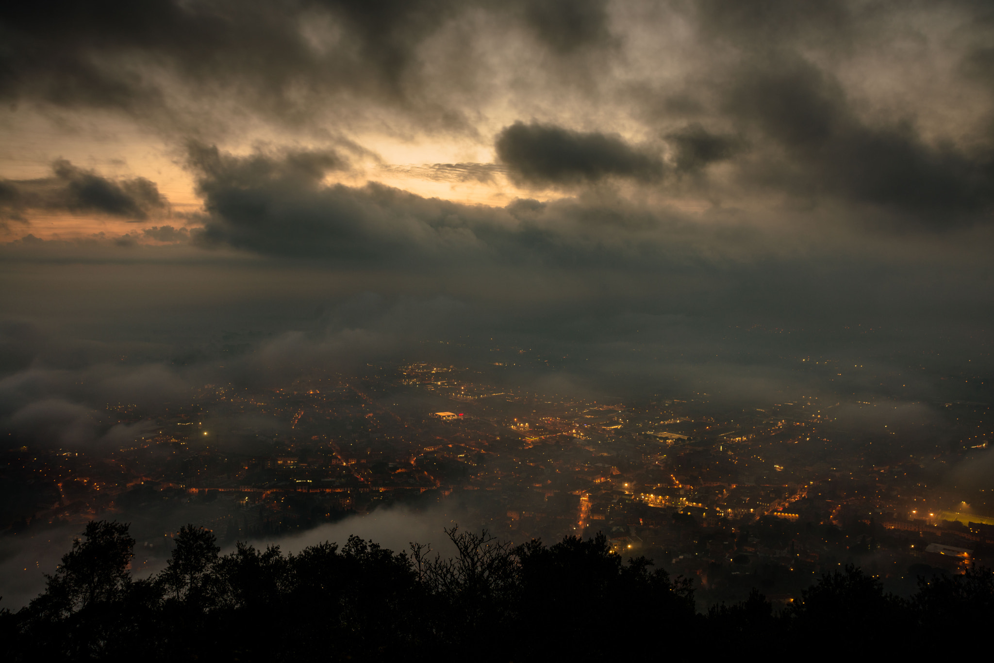 AF Zoom-Nikkor 28-105mm f/3.5-4.5D IF sample photo. Under the clouds photography