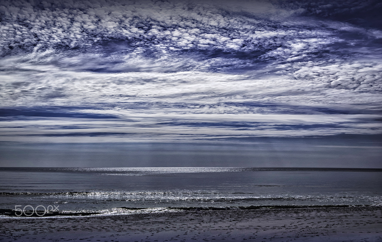 Sony a7R + Sony Sonnar T* FE 35mm F2.8 ZA sample photo. Sun rays through clouds at beach photography