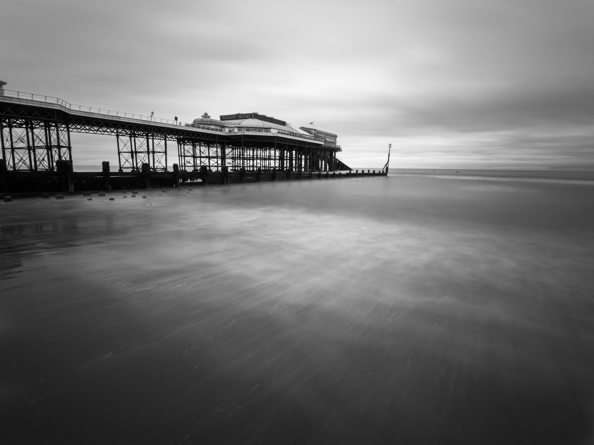 Olympus OM-D E-M10 + OLYMPUS M.9-18mm F4.0-5.6 sample photo. Cromer pier wave photography