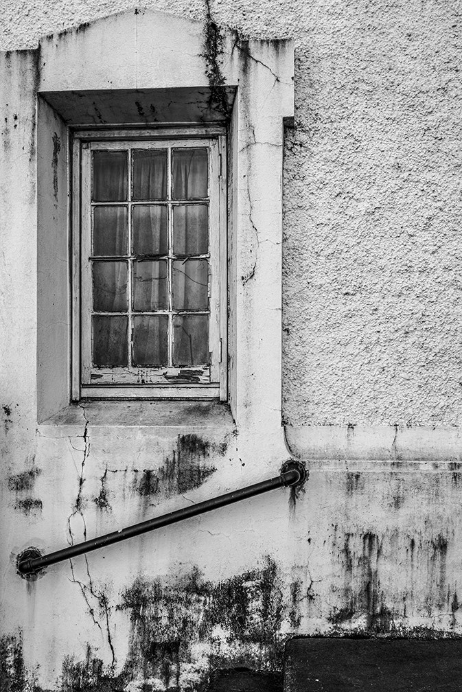 Sony a7R + Sony Sonnar T* FE 35mm F2.8 ZA sample photo. Window and railing photography