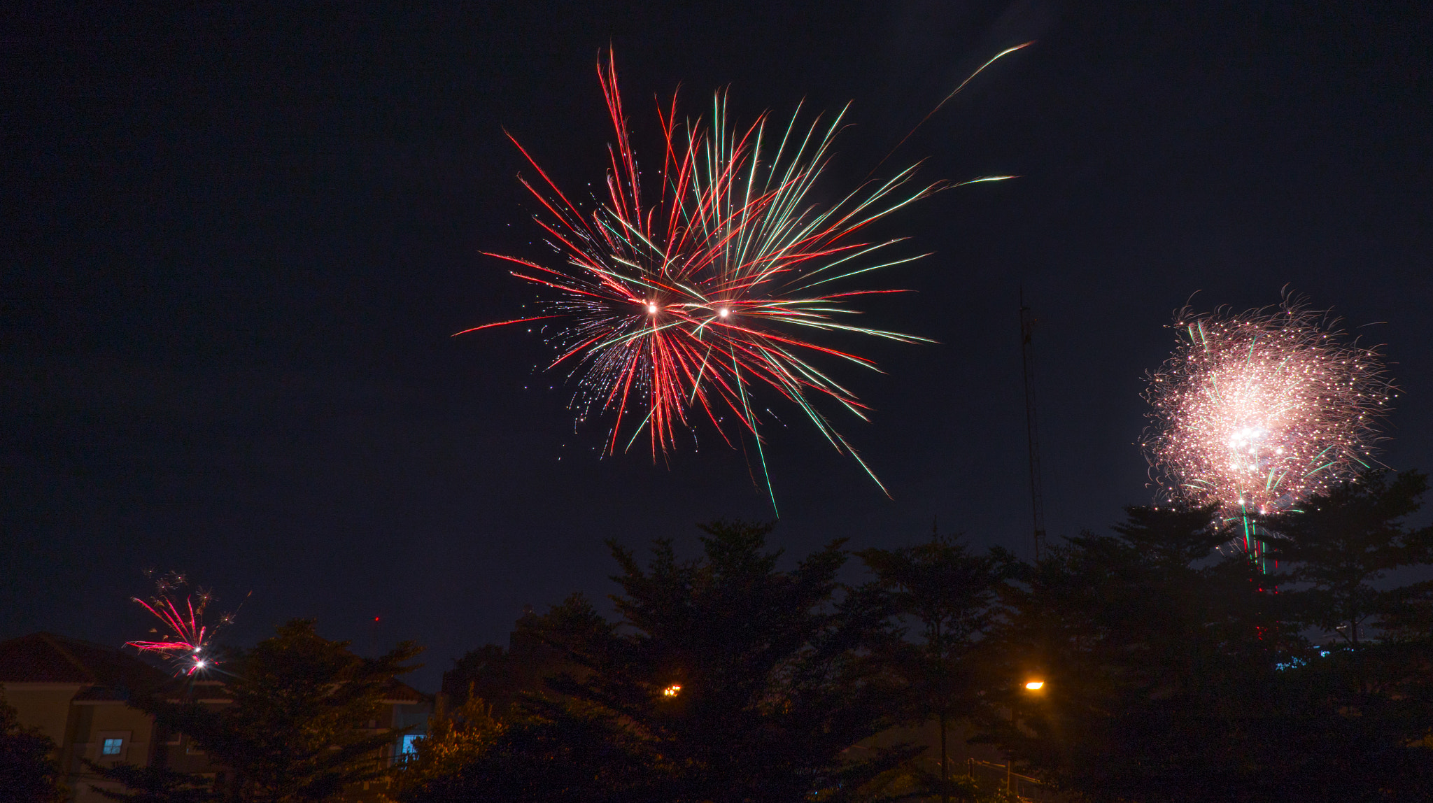 Sony a6300 + Sony E 16mm F2.8 sample photo. New year 2017 photography