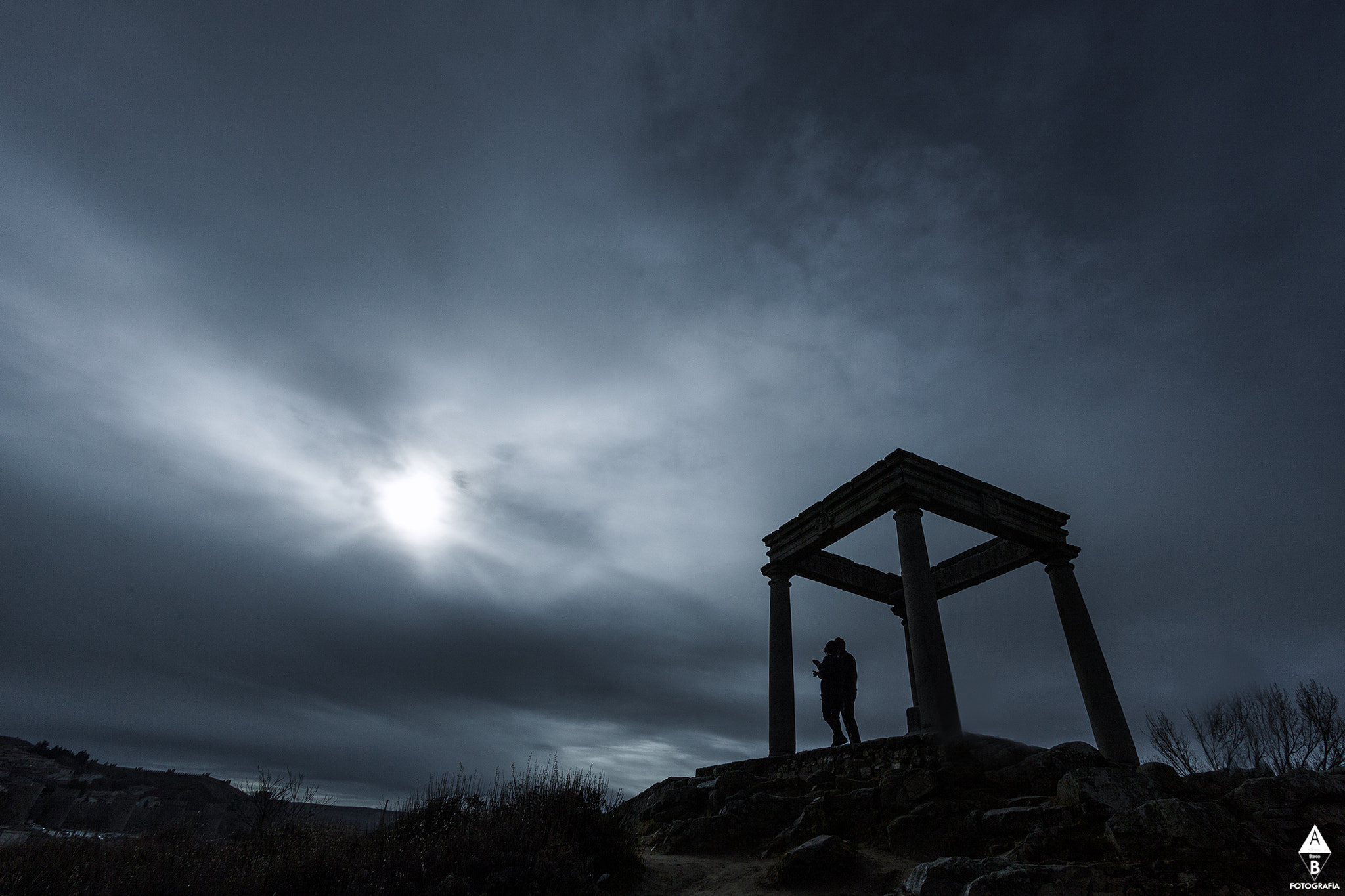 Canon EF-S 10-22mm F3.5-4.5 USM sample photo. Luz en la oscuridad photography