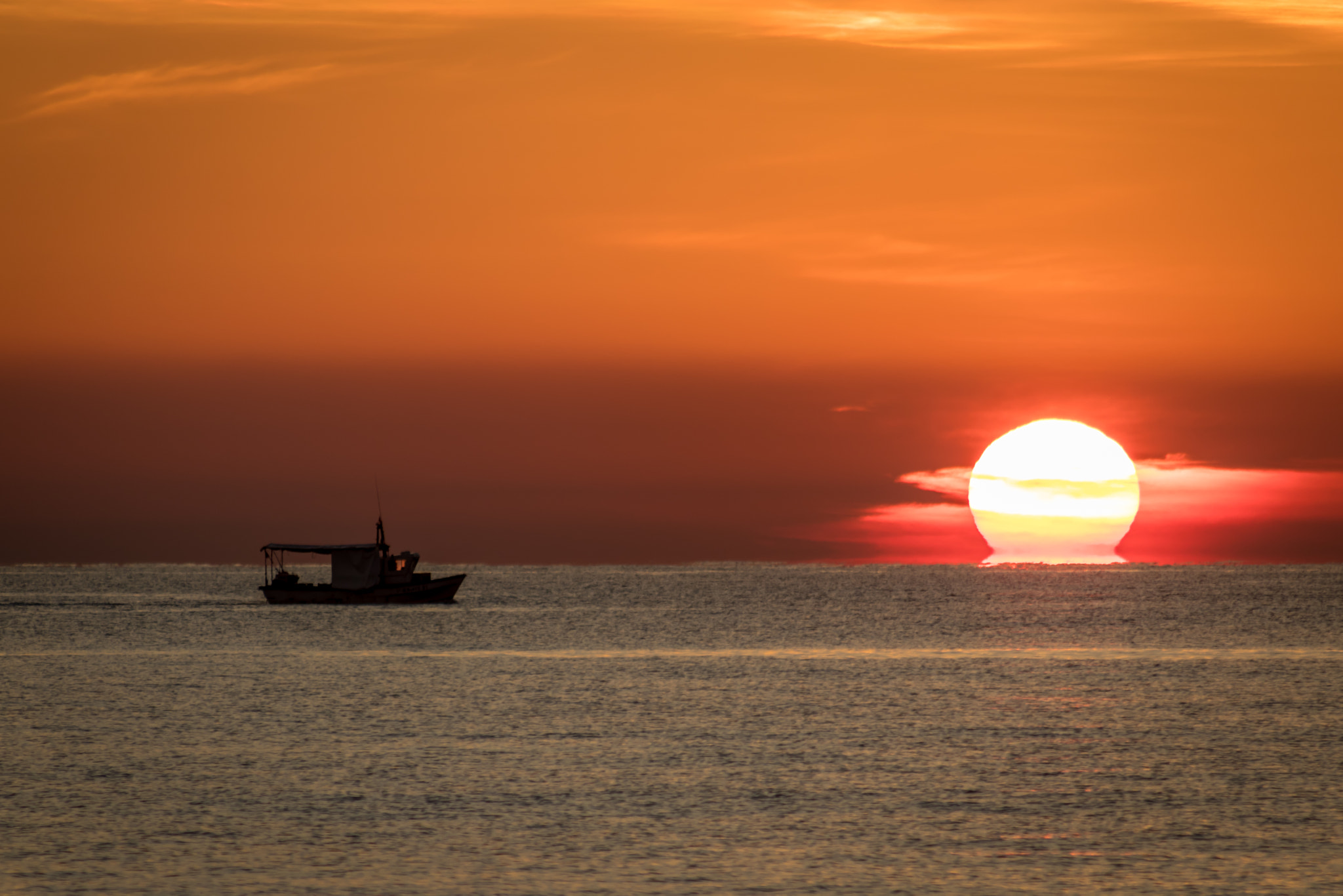 Canon EOS 80D + Sigma 50-200mm F4-5.6 DC OS HSM sample photo. Mediterranean sunrise photography