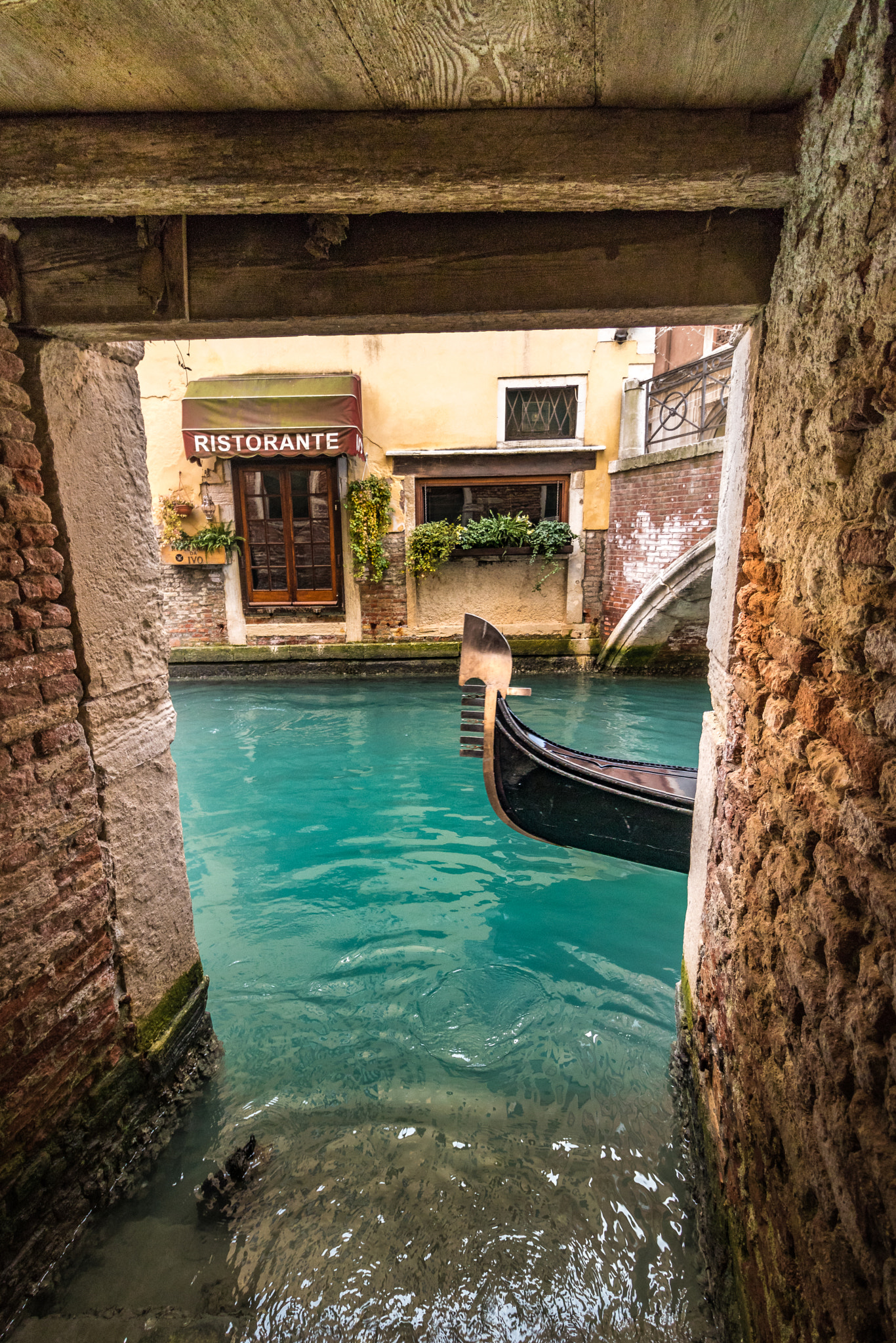 Canon EOS 750D (EOS Rebel T6i / EOS Kiss X8i) sample photo. Canals of venice from abandoned buildings photography