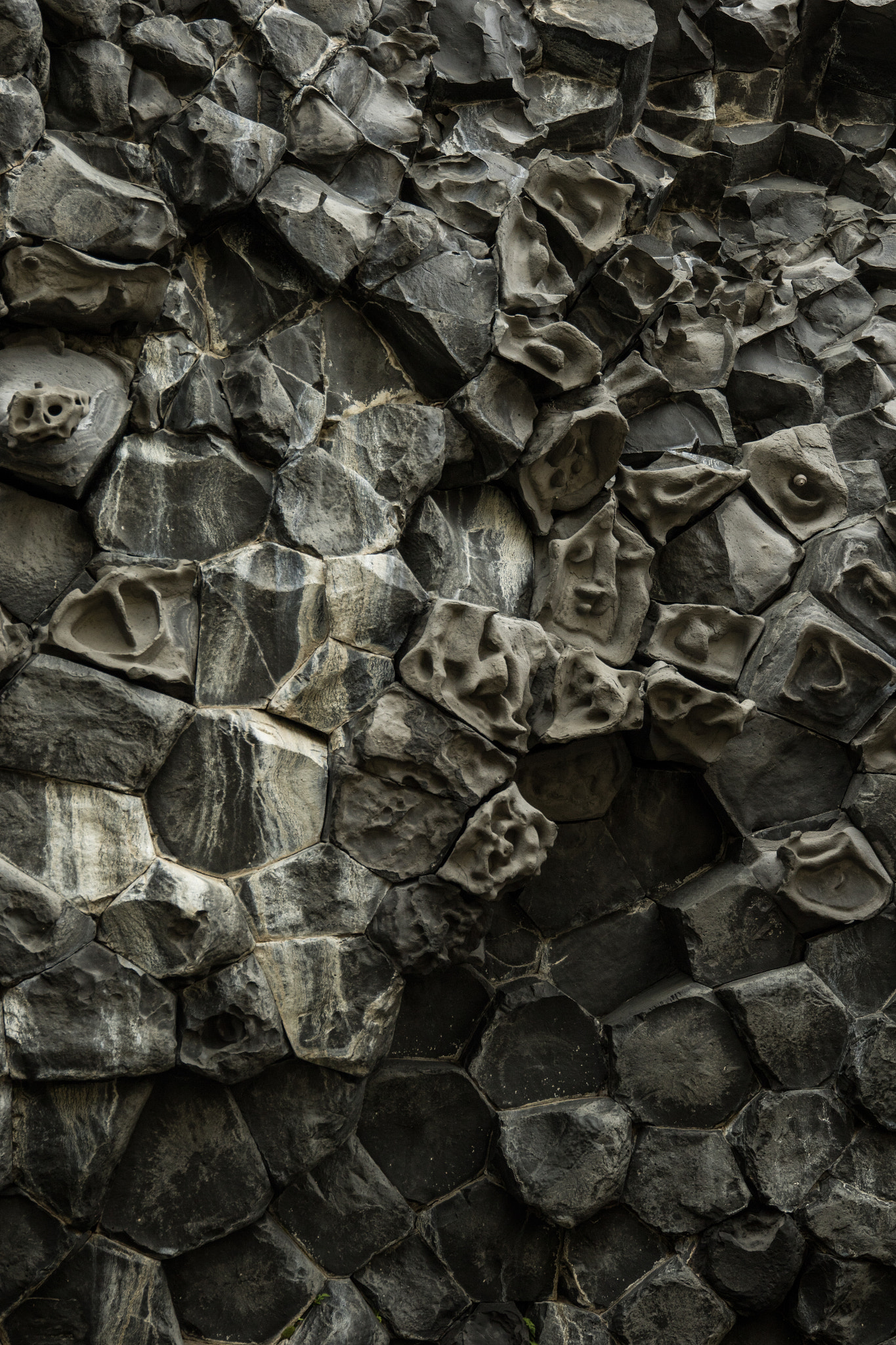 Canon EOS 7D Mark II + Sigma 24-105mm f/4 DG OS HSM | A sample photo. Stones iceland photography