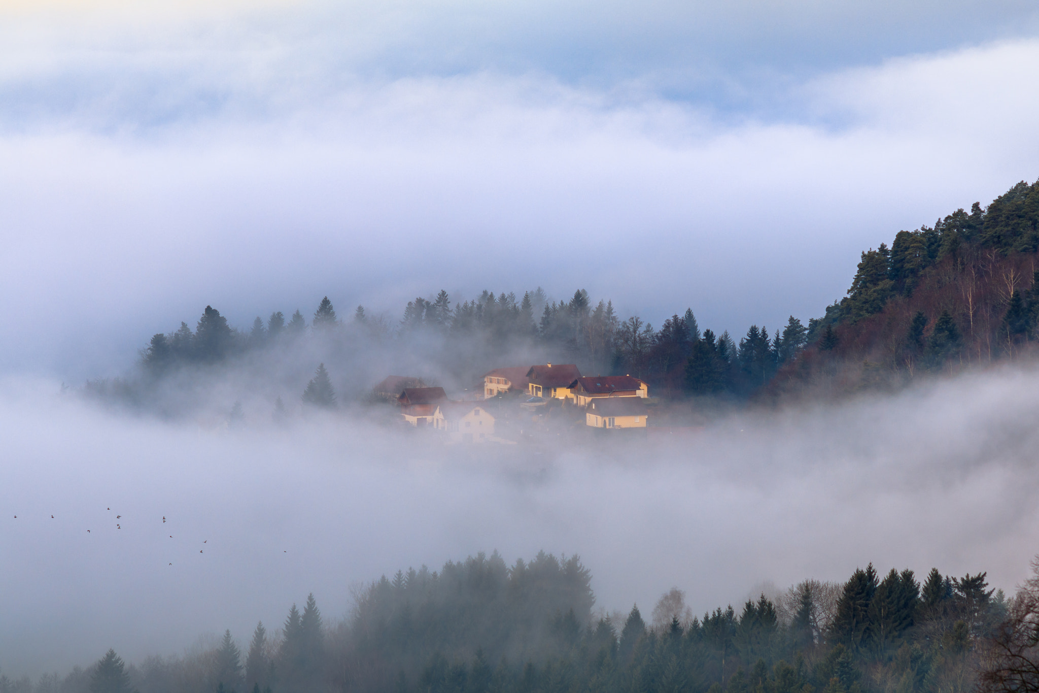 Canon EOS 80D + Canon EF 200mm F2.8L II USM sample photo. Maisons dans les nuages photography