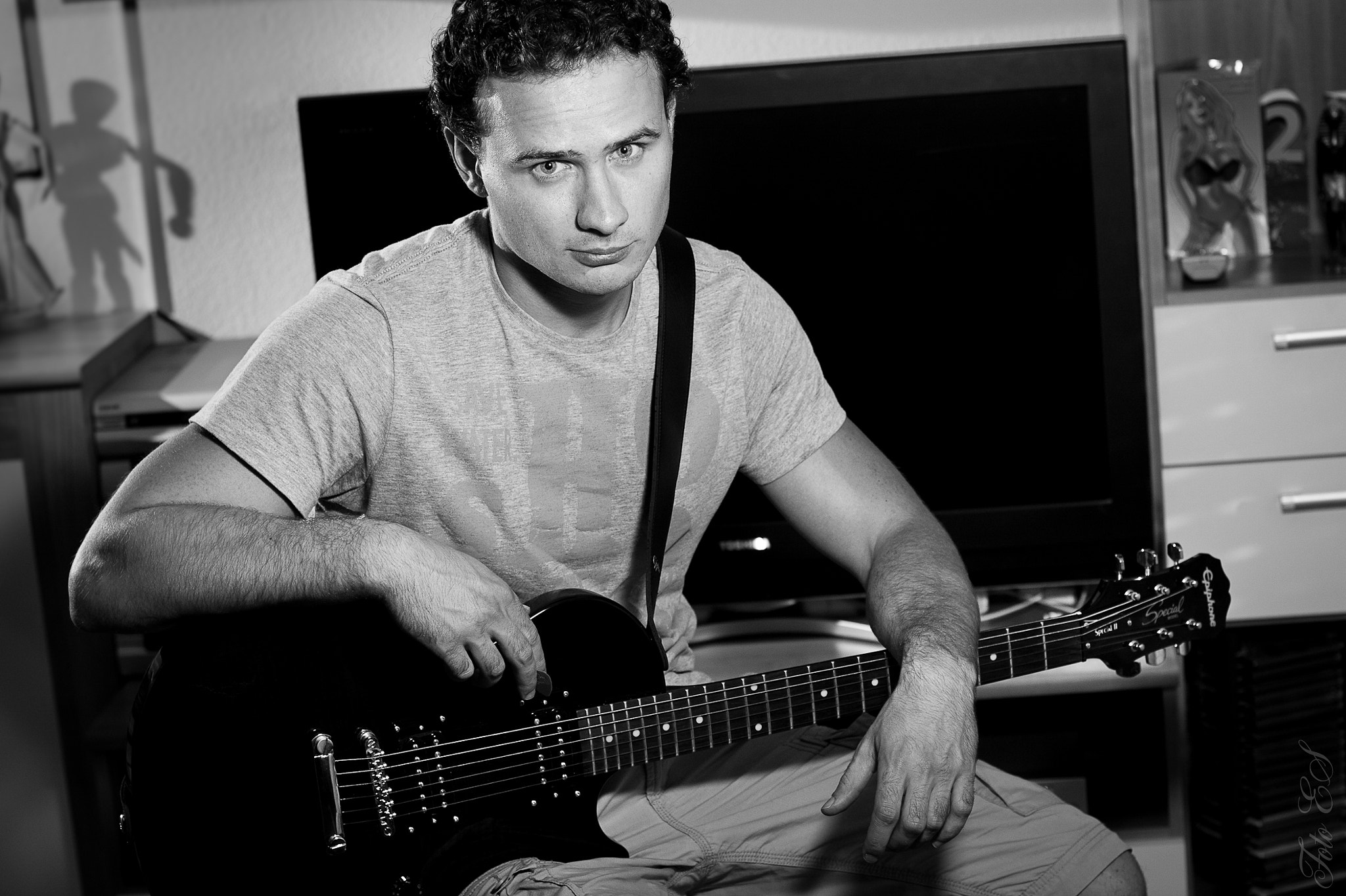 Canon EOS 450D (EOS Rebel XSi / EOS Kiss X2) + Canon EF 50mm F1.4 USM sample photo. Male portrait with guitar photography