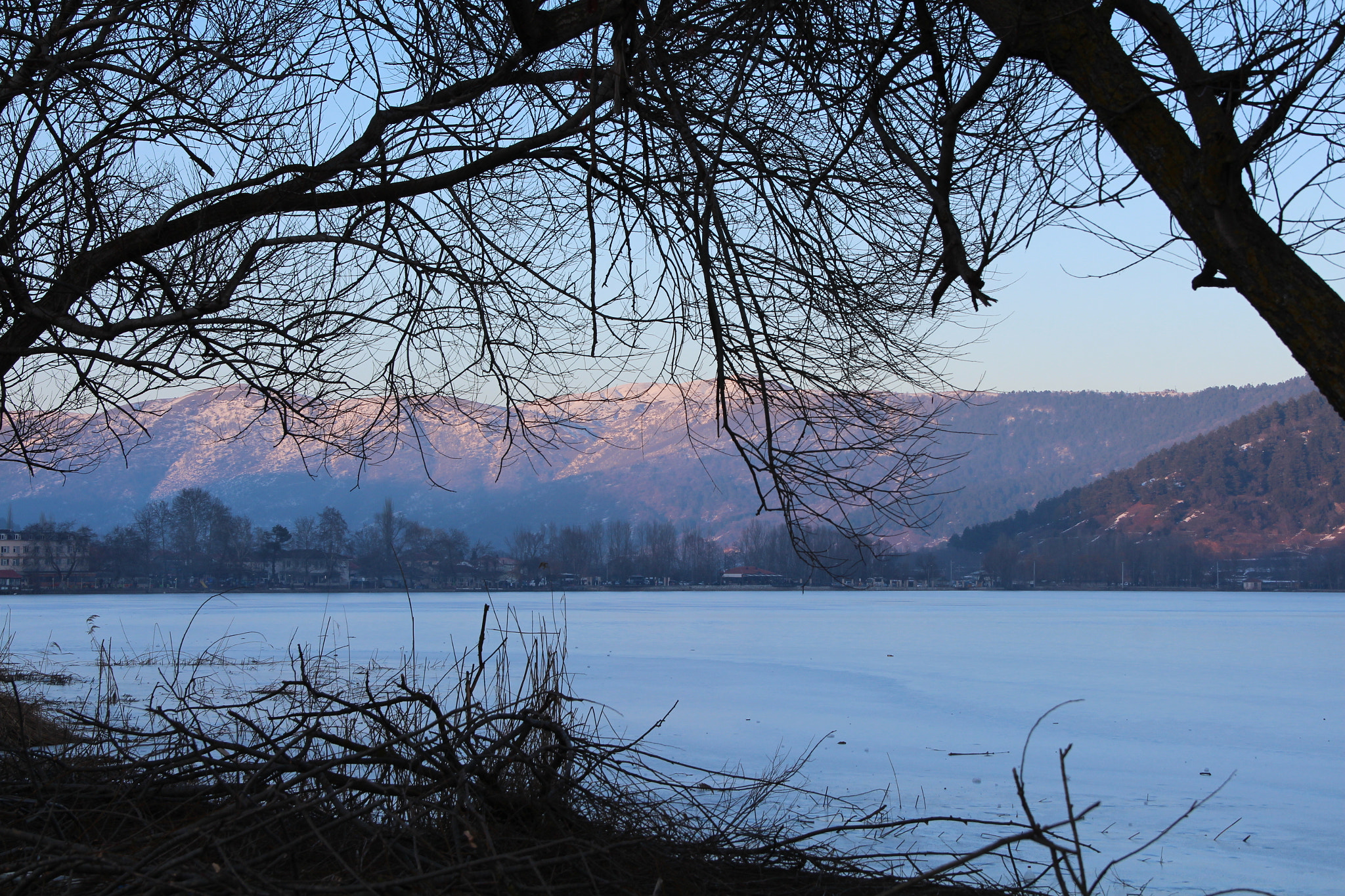 Canon EOS 650D (EOS Rebel T4i / EOS Kiss X6i) + Canon EF-S 18-135mm F3.5-5.6 IS sample photo. Frozen lake photography