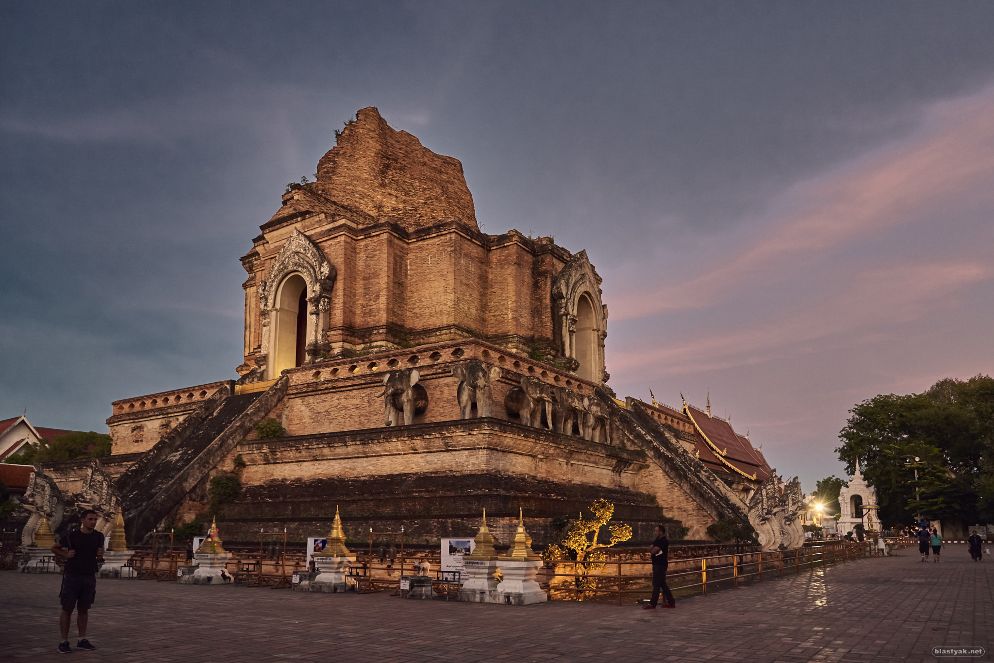 Nikon AF-S Nikkor 24-120mm F4G ED VR sample photo. Wat chedi luang, chiang mai photography