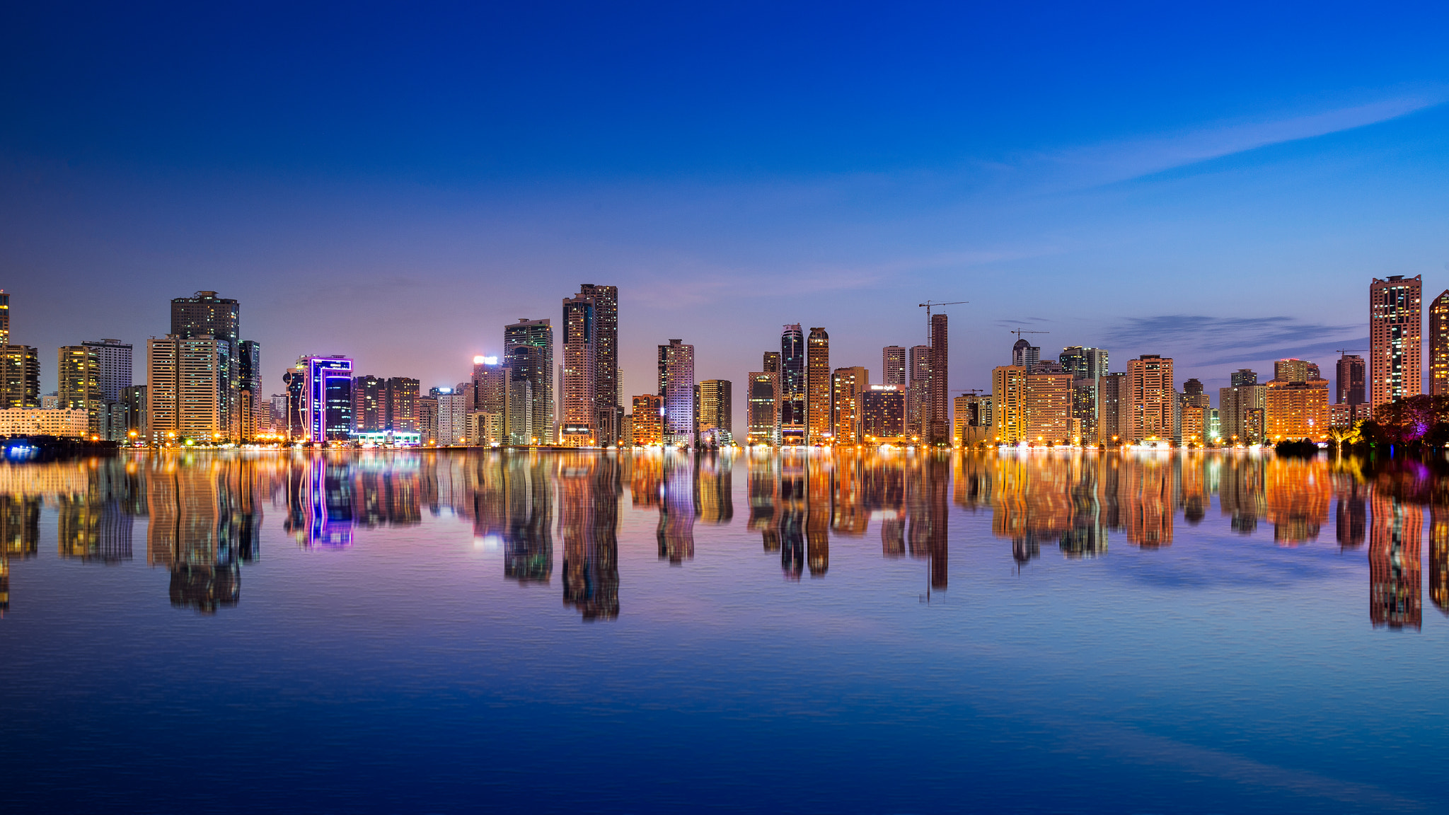 Nikon AF Nikkor 24-85mm F2.8-4D IF sample photo. Sharjah corniche and the calm weather photography