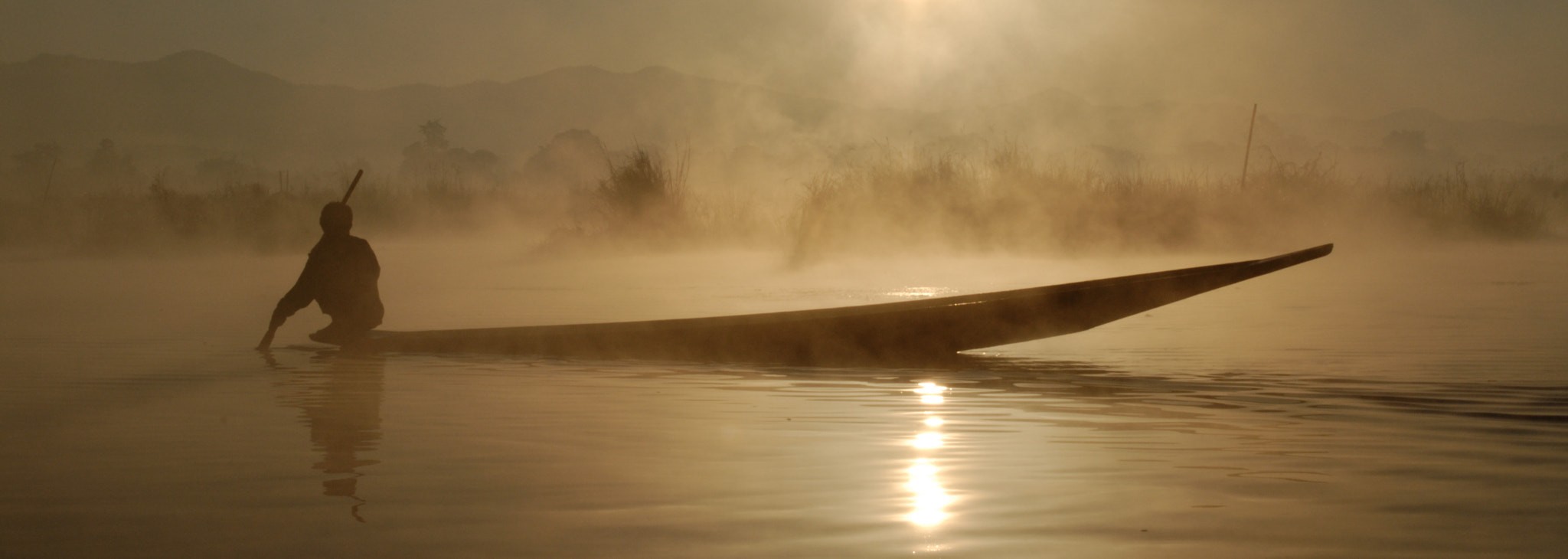 Nikon D200 + AF Zoom-Nikkor 28-105mm f/3.5-4.5D IF sample photo. Dawn on inle lake photography