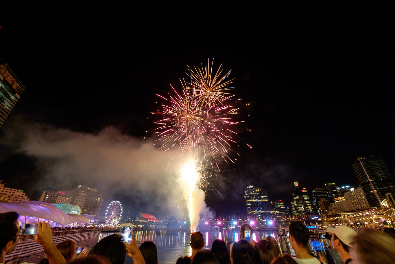 Fujifilm X-E2 + Fujifilm XF 10-24mm F4 R OIS sample photo. Fireworks at darling harbour photography