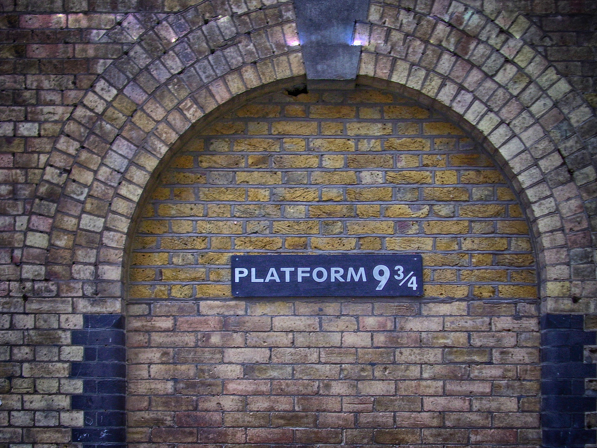 Olympus FE115,X715 sample photo. London: platform 9 3/4 in king's cross photography