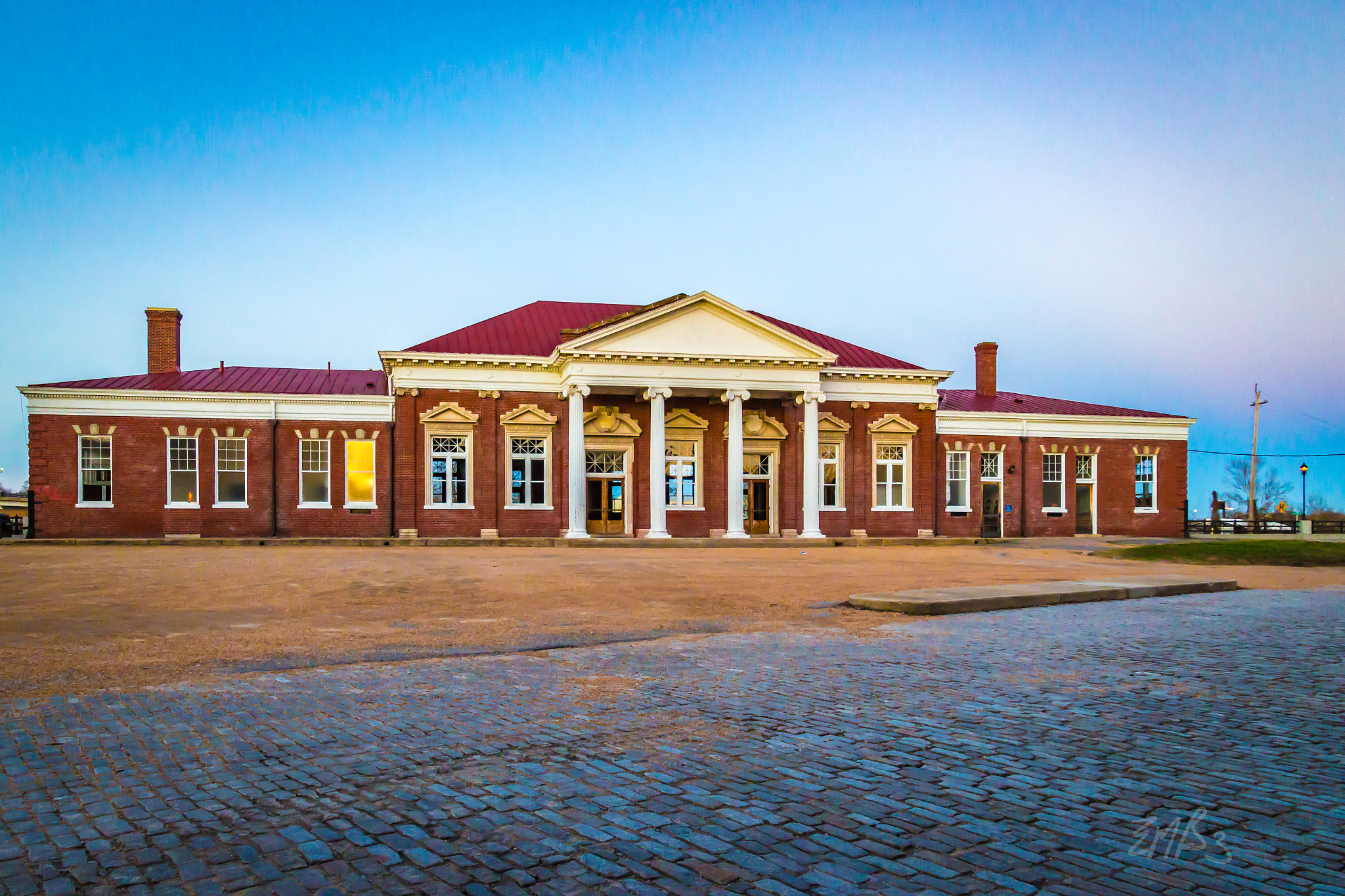 Canon EOS 100D (EOS Rebel SL1 / EOS Kiss X7) sample photo. Union train station in petersburg, va. photography