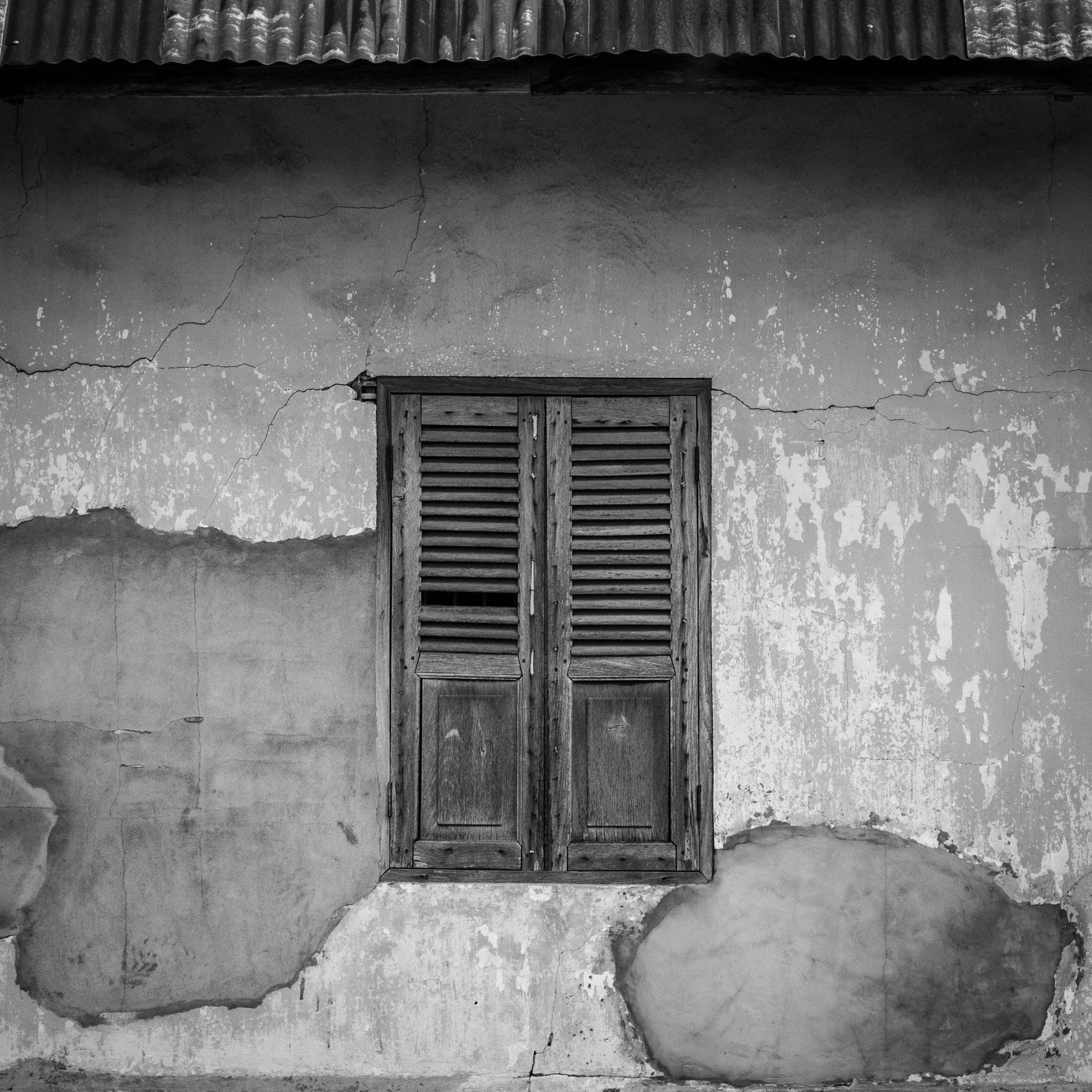 LUMIX G VARIO 35-100/F4.0-5.6 sample photo. Lonely window photography
