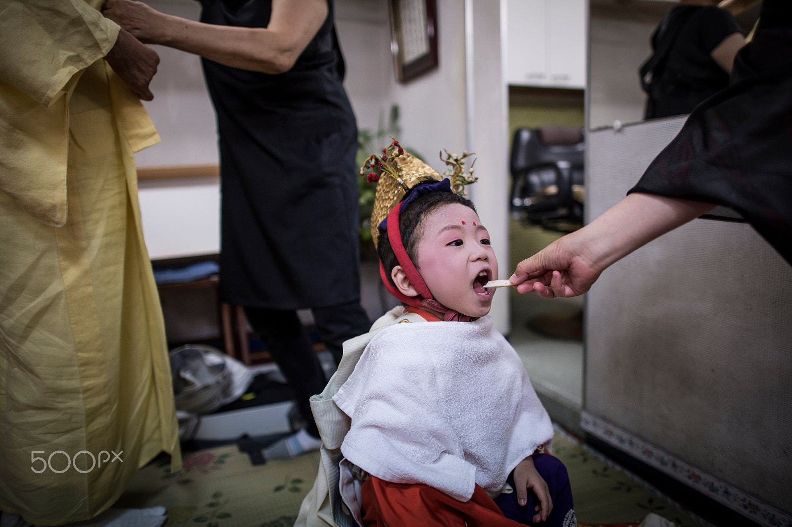 Nikon D4 + Nikon AF-S Nikkor 24mm F1.4G ED sample photo. Festival child receives a snack photography