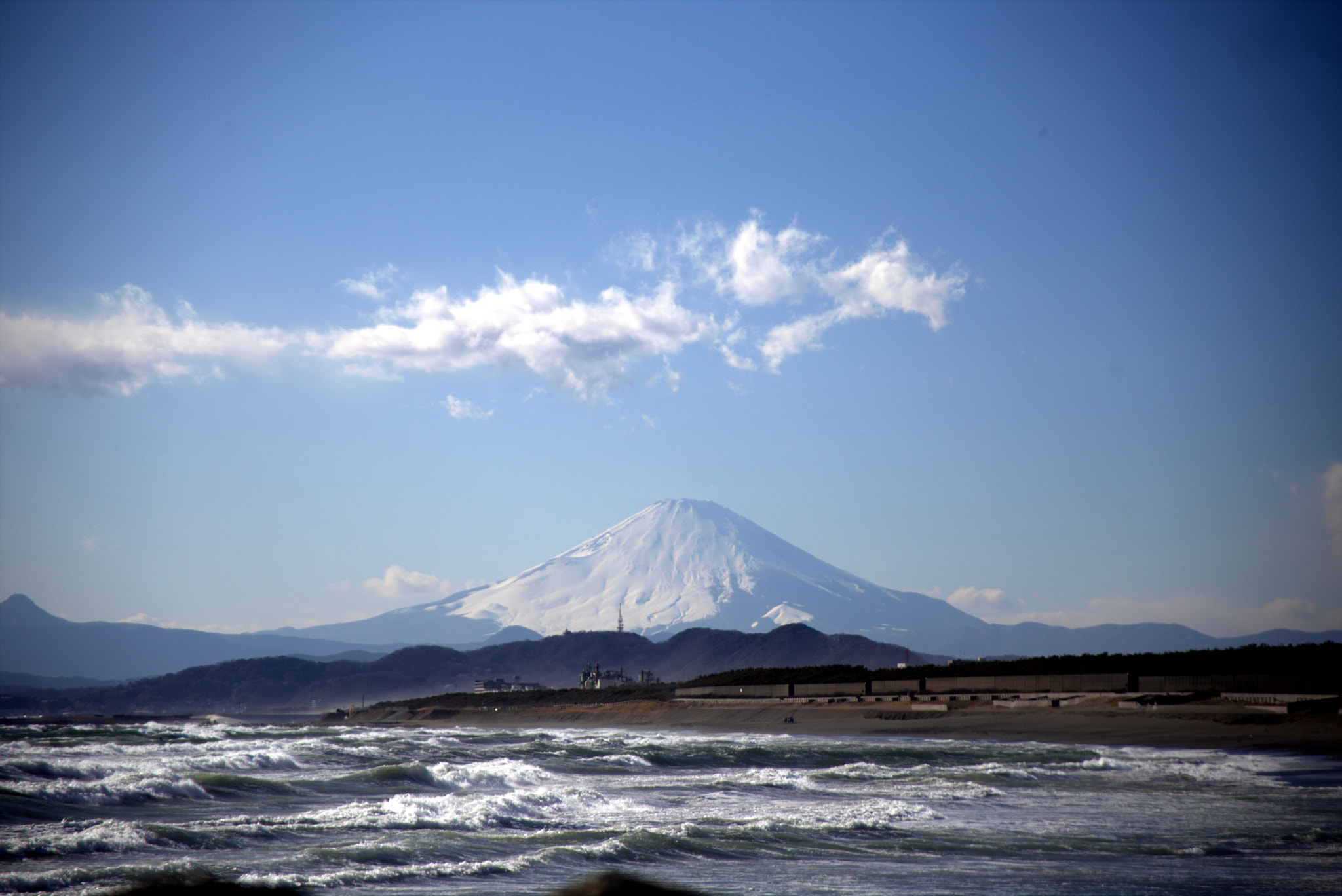 Canon EF 28-105mm f/3.5-4.5 USM sample photo. Mt. fuji from chigasaki beach. photography