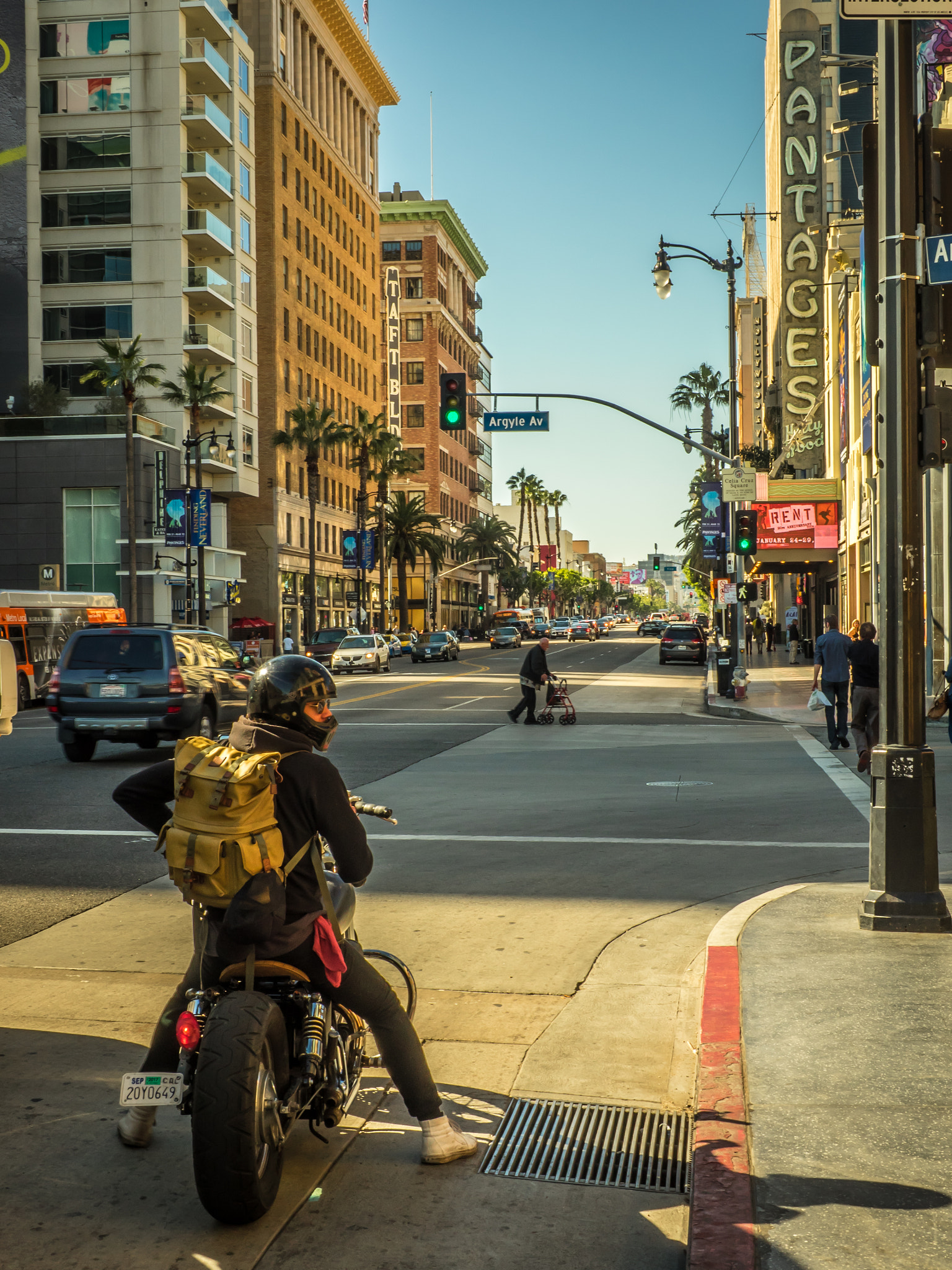 Olympus OM-D E-M1 + Panasonic Leica DG Summilux 25mm F1.4 II ASPH sample photo. Waiting at hollywood and argyle photography