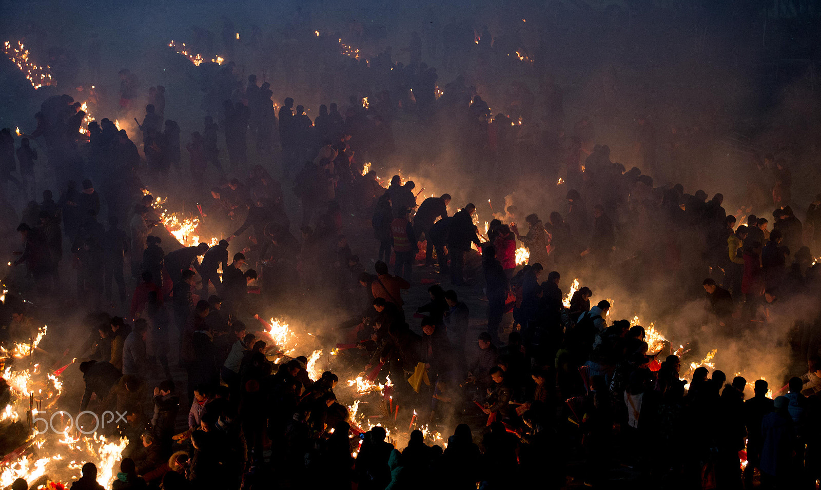 Canon EF 70-200mm F2.8L USM sample photo. Chinese worshippers burns incense sticks to pray f ... photography