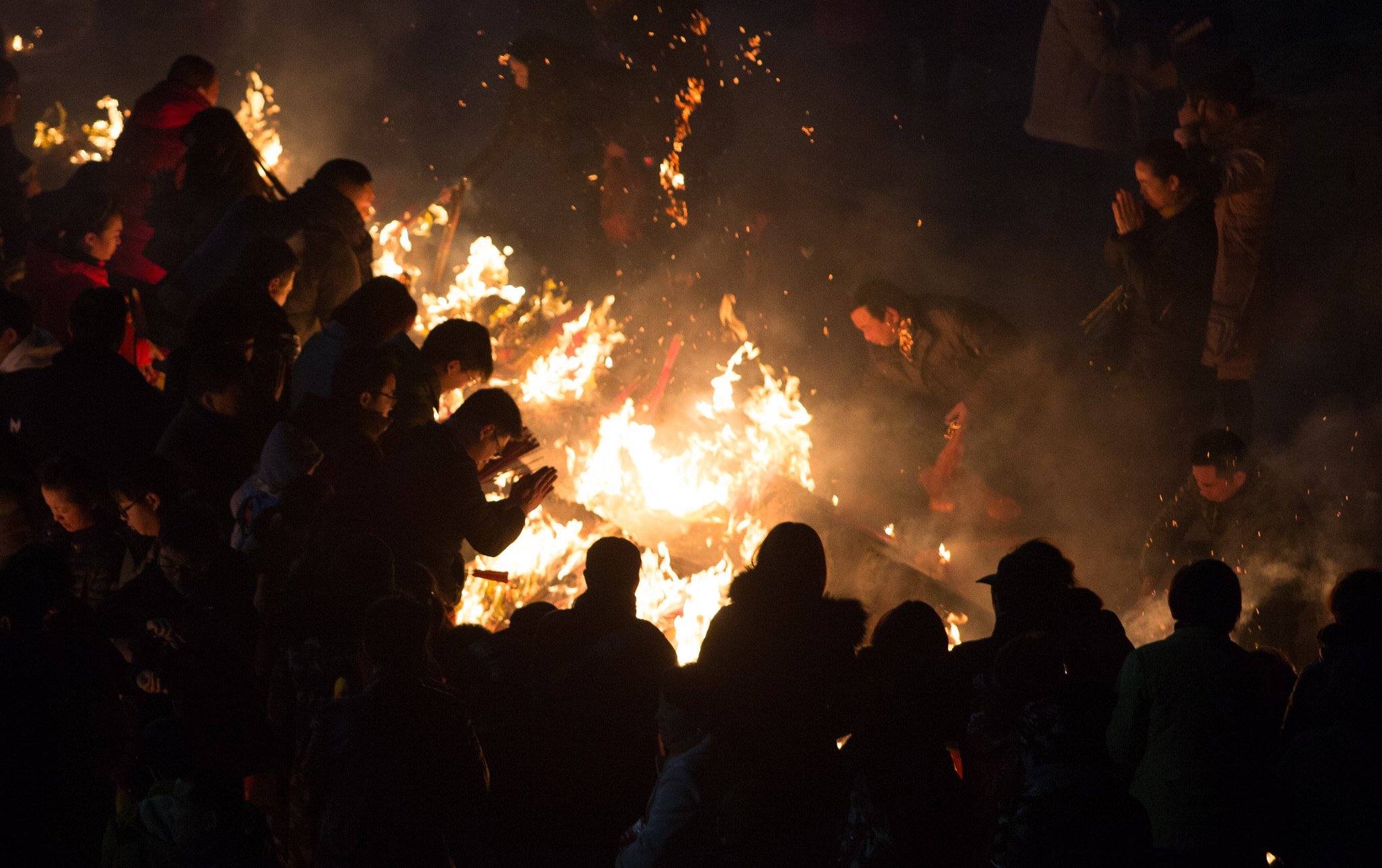 Canon EF 70-200mm F2.8L USM sample photo. Chinese worshippers burns incense sticks to pray f ... photography