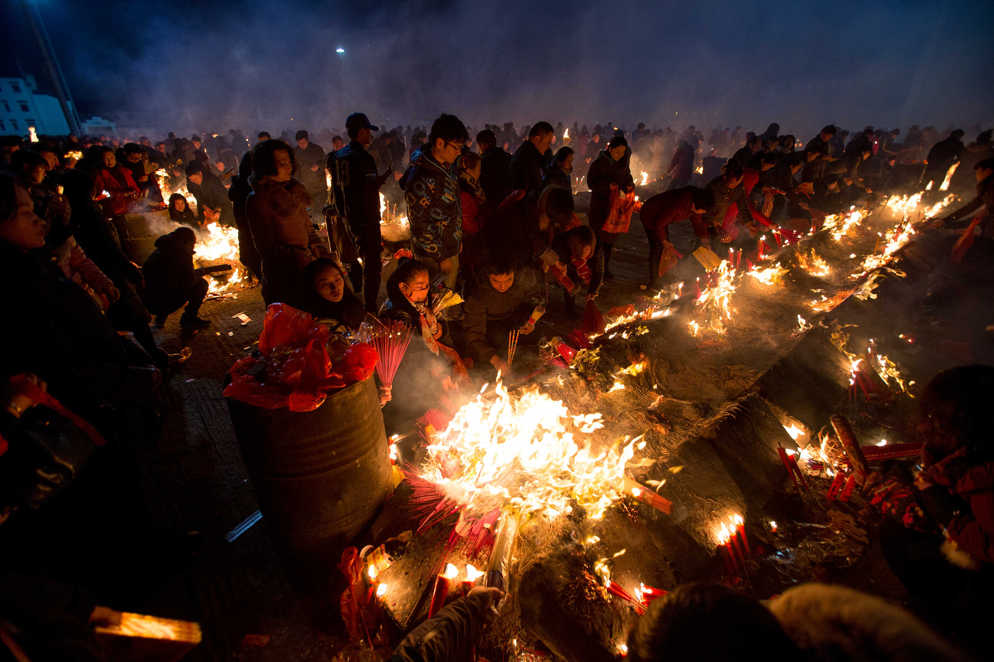 Canon EF 16-35mm F2.8L USM sample photo. Chinese worshippers burns incense sticks to pray f ... photography
