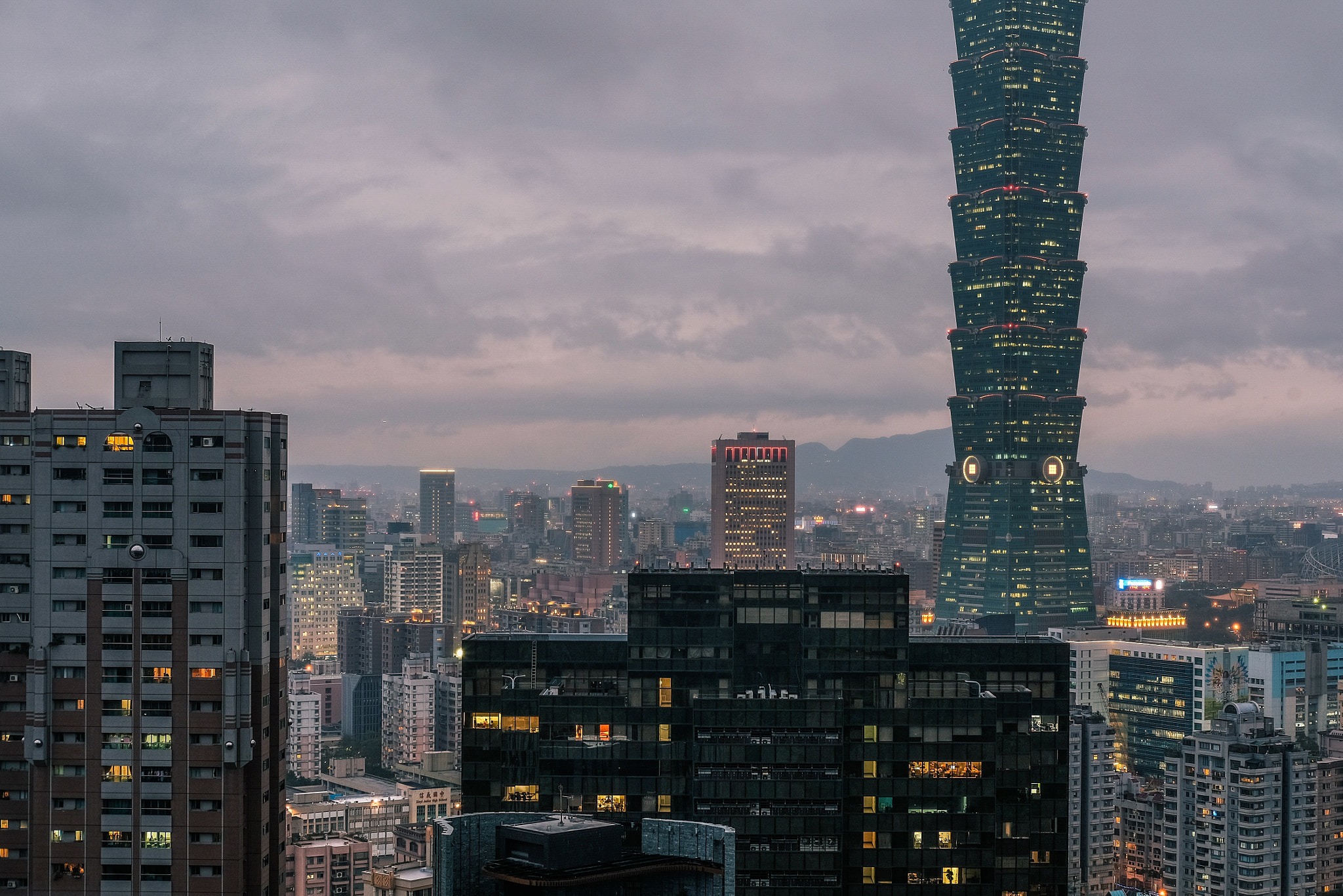 Fujifilm X-E2 + Fujifilm XF 35mm F2 R WR sample photo. Taipei 101 sunset photography