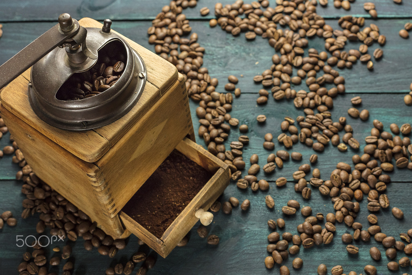 Canon EOS 5DS R sample photo. Vintage coffee grinder with beans scattered around photography