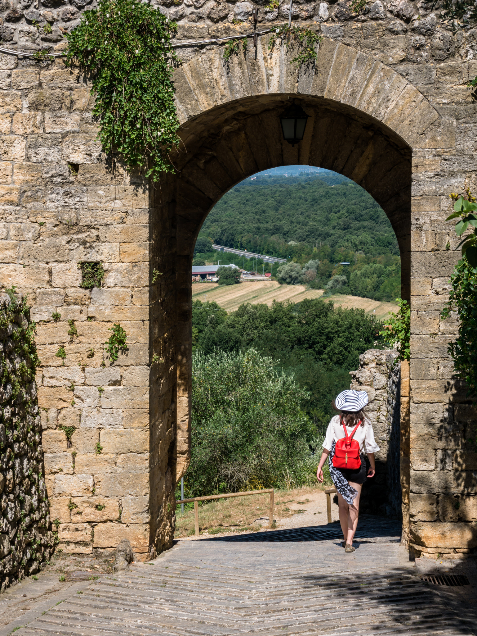 Panasonic Lumix DMC-G7 sample photo. Wall of monteriggioni photography