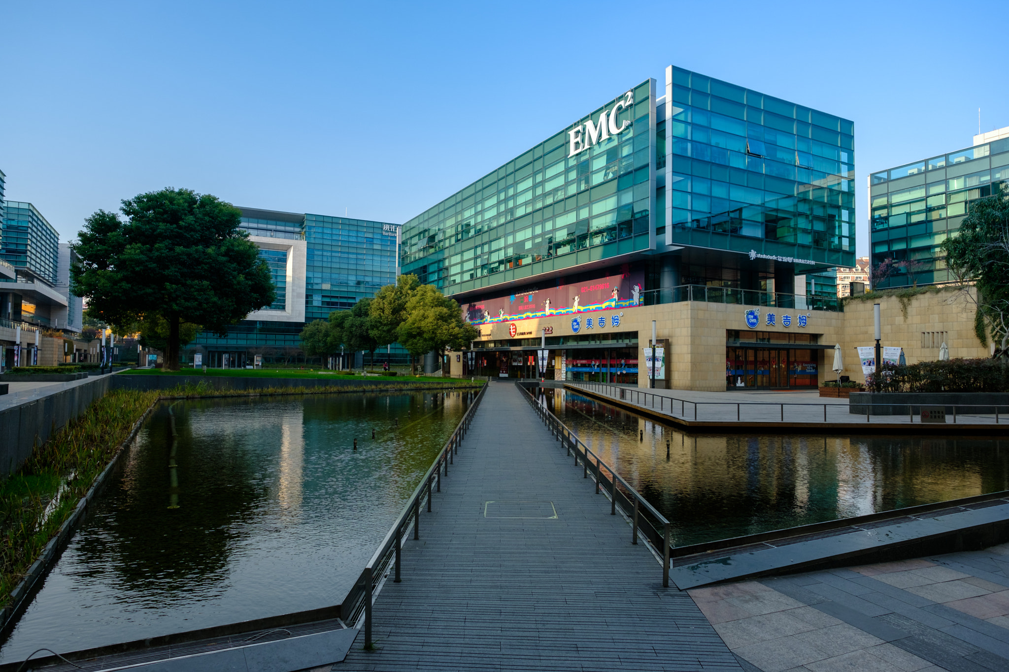 Fujifilm XF 14mm F2.8 R sample photo. Light and shade with reflection photography