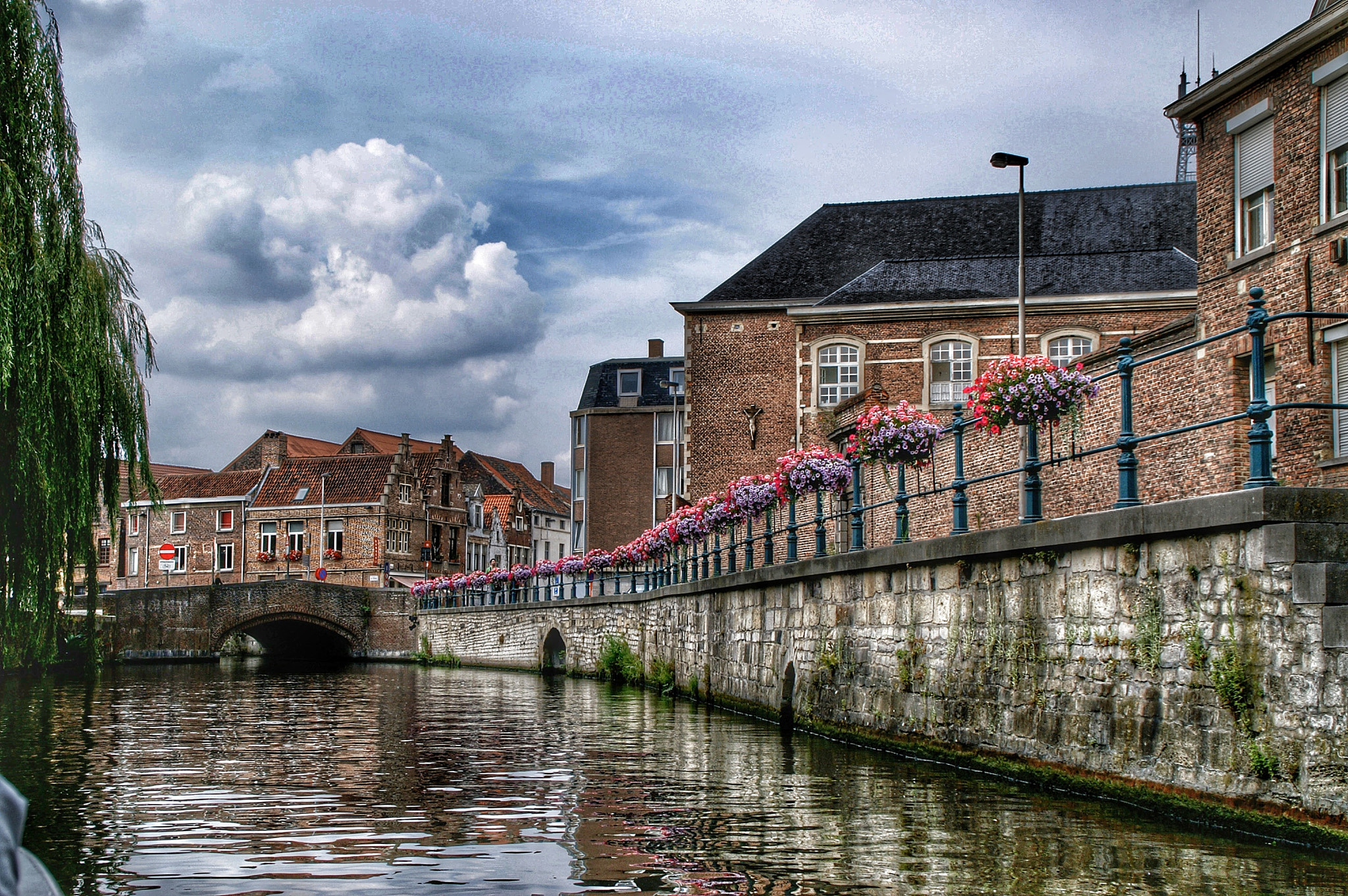 KONICA MINOLTA DYNAX 5D sample photo. Gent photography