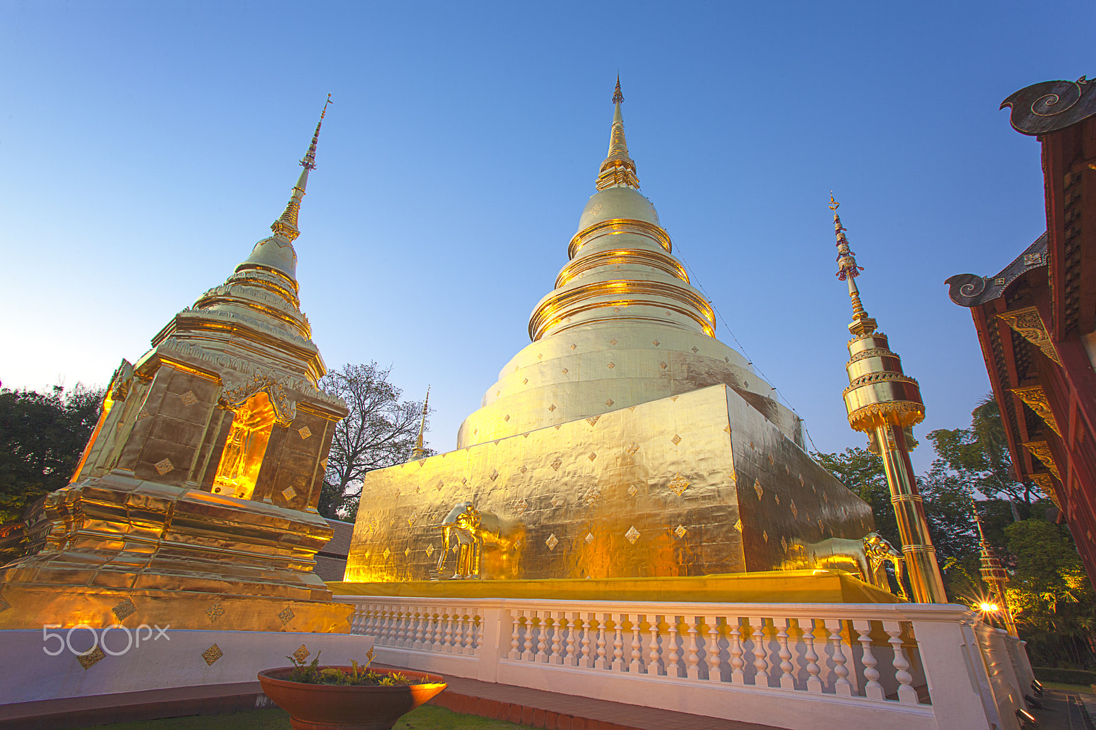 Canon EF 17-35mm f/2.8L sample photo. Gold temple photography