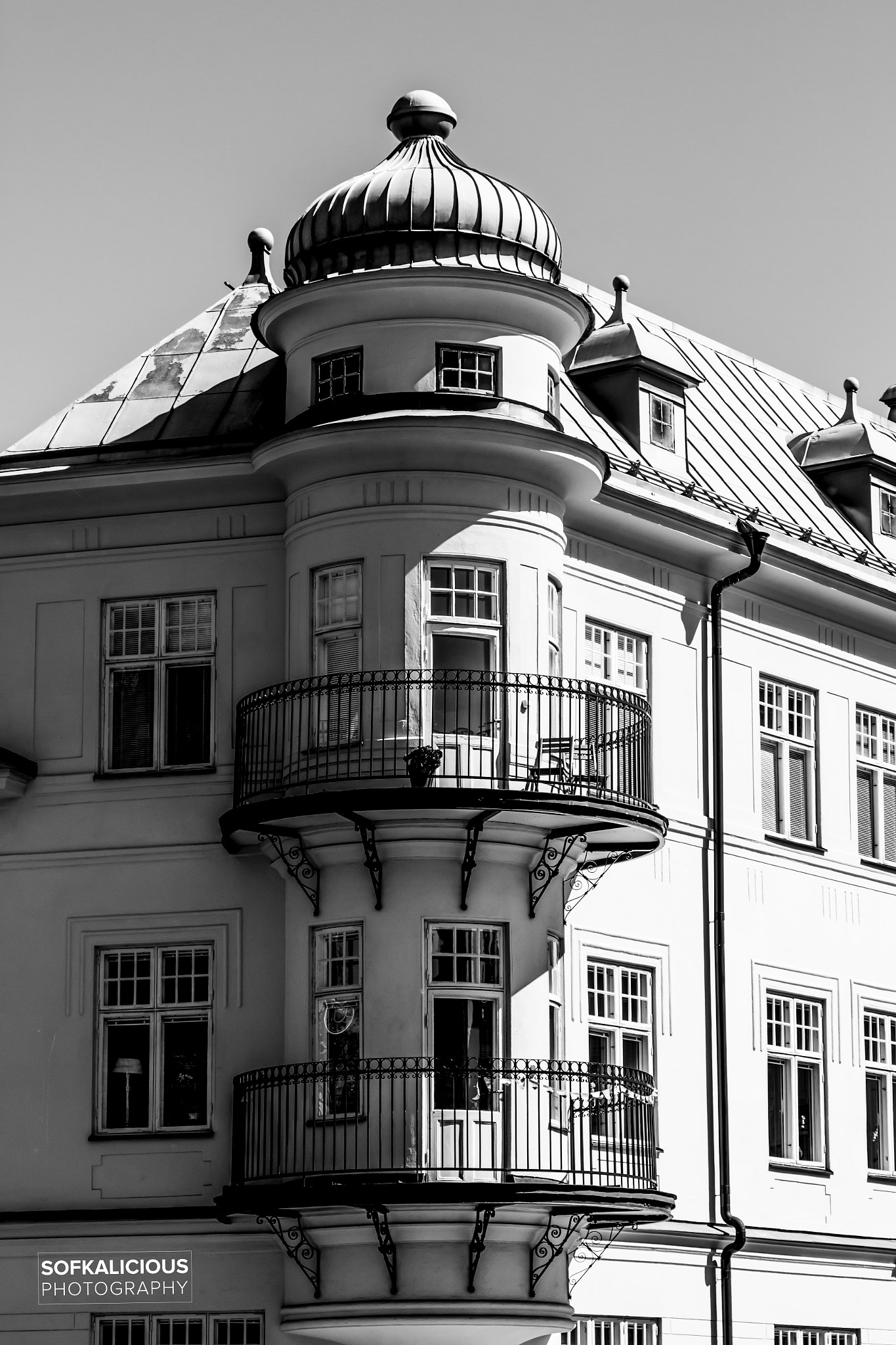Canon EOS 600D (Rebel EOS T3i / EOS Kiss X5) sample photo. Building in a corner photography