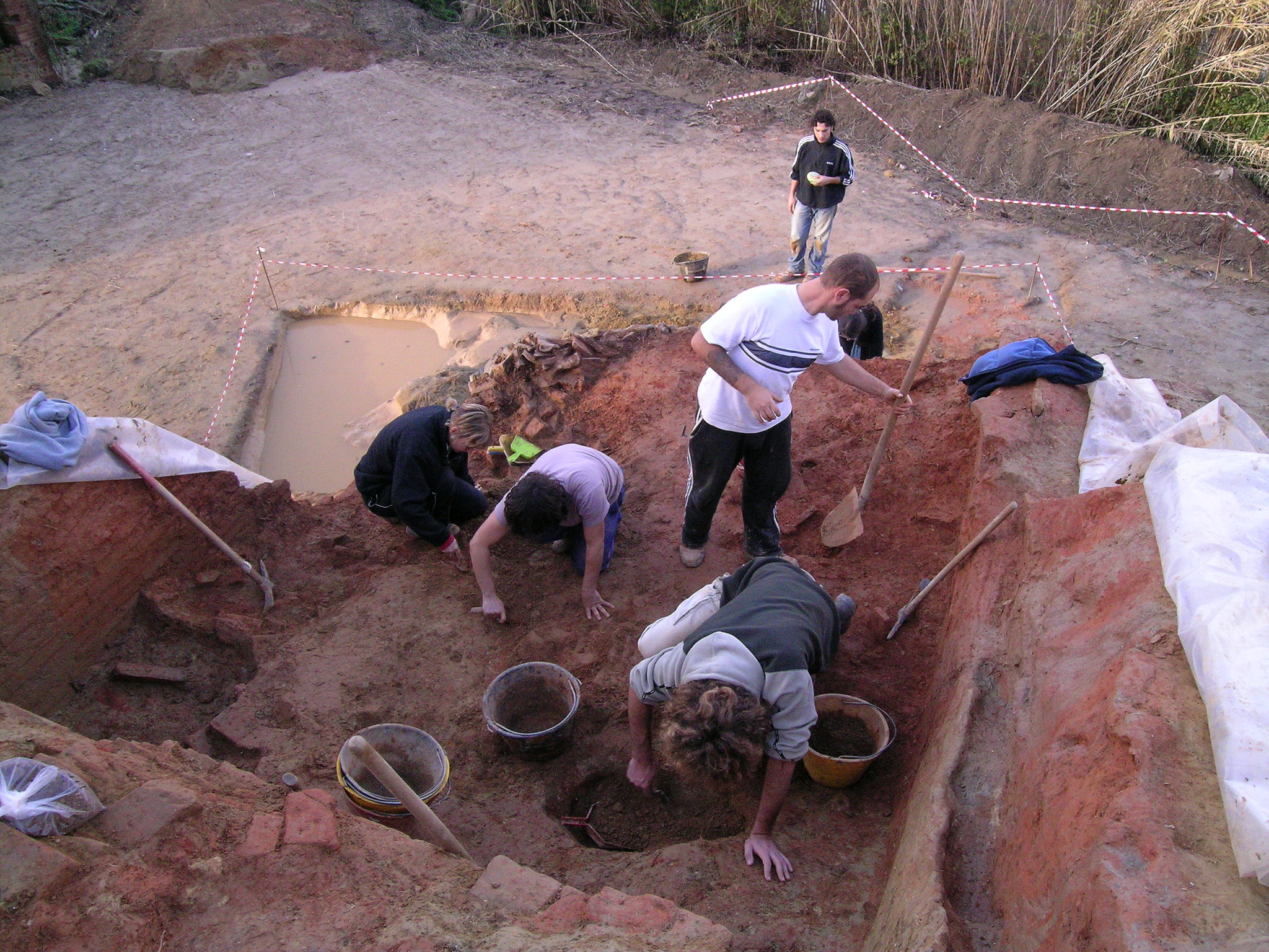 Nikon E5400 sample photo. Archeologi al lavoro. marti 2004 photography